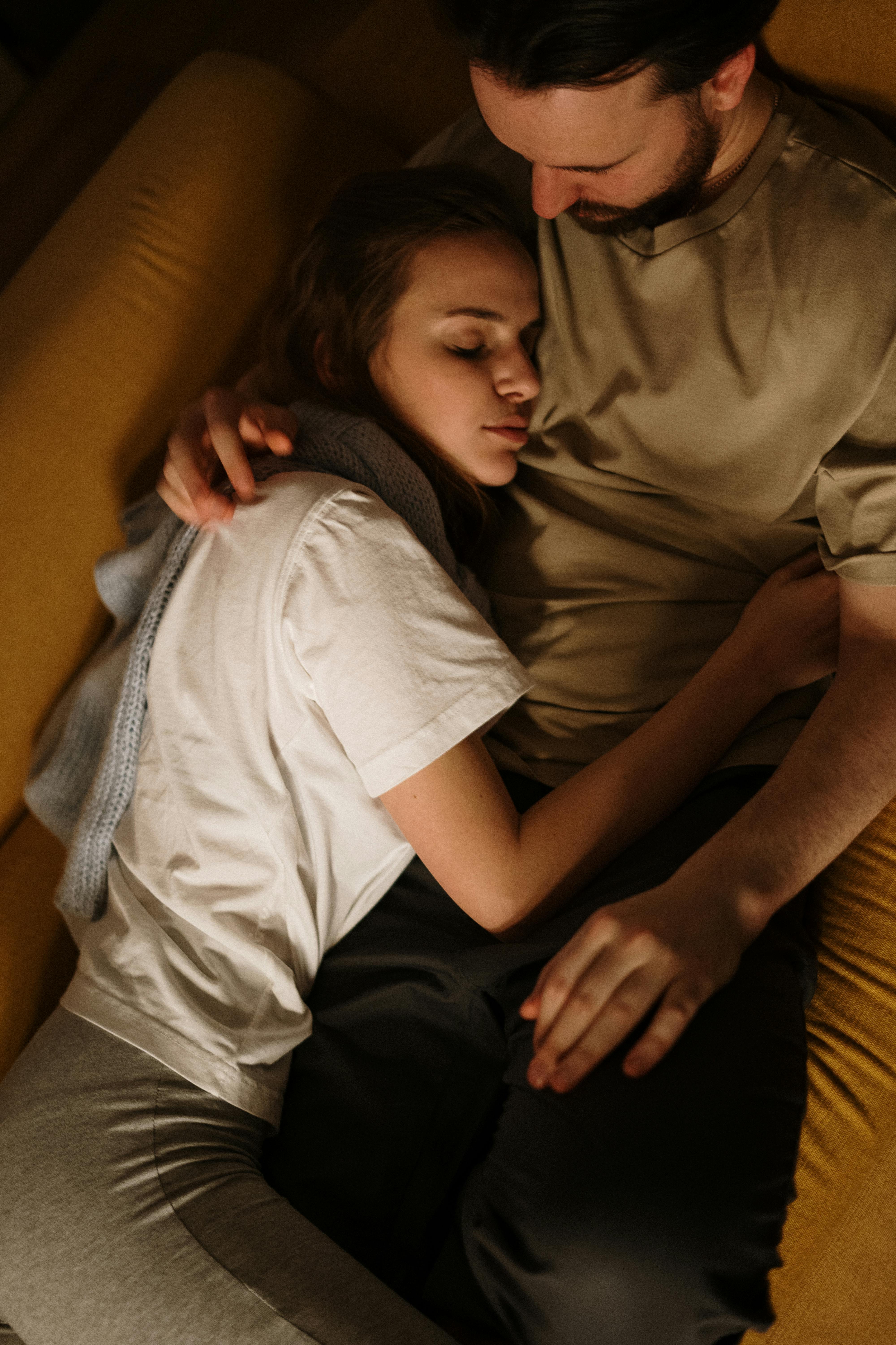 Una pareja tumbada en un sofá | Fuente: Pexels