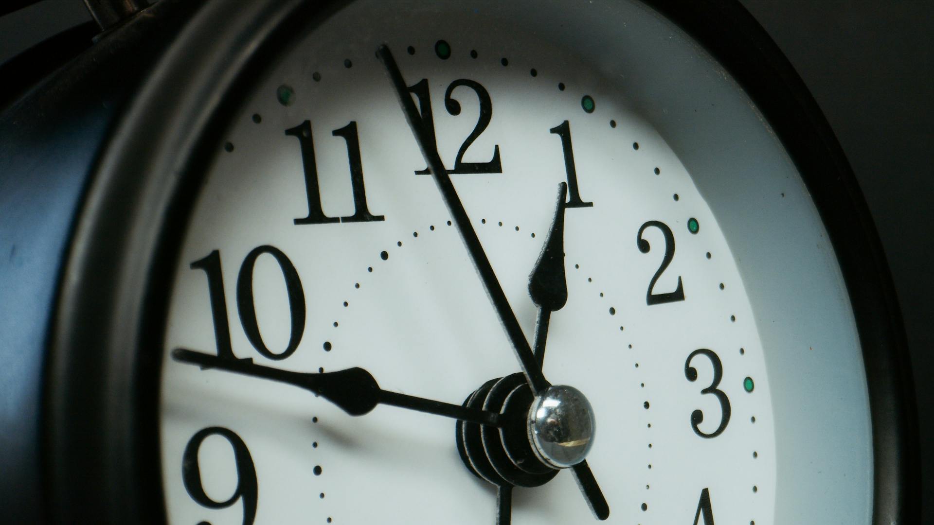 Primer plano de un reloj analógico | Fuente: Pexels