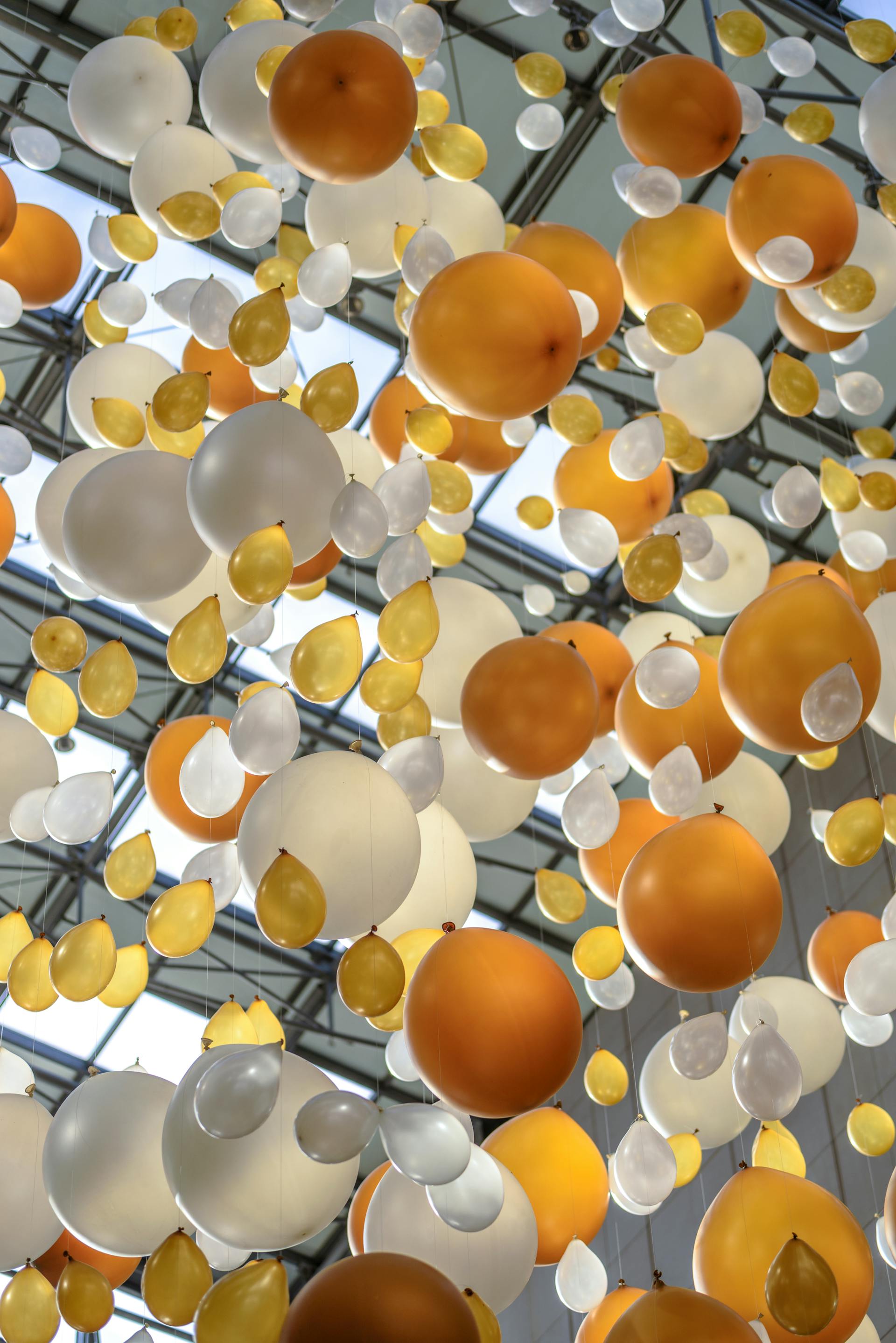 Una toma desde un ángulo bajo de globos decorativos | Fuente: Pexels