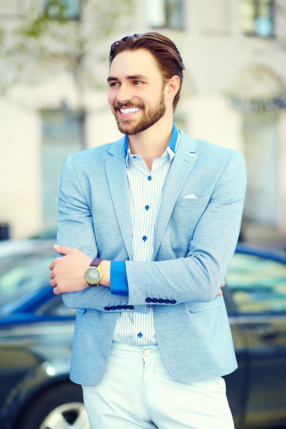 Un hombre elegante y guapo sonriendo | Fuente: Freepik