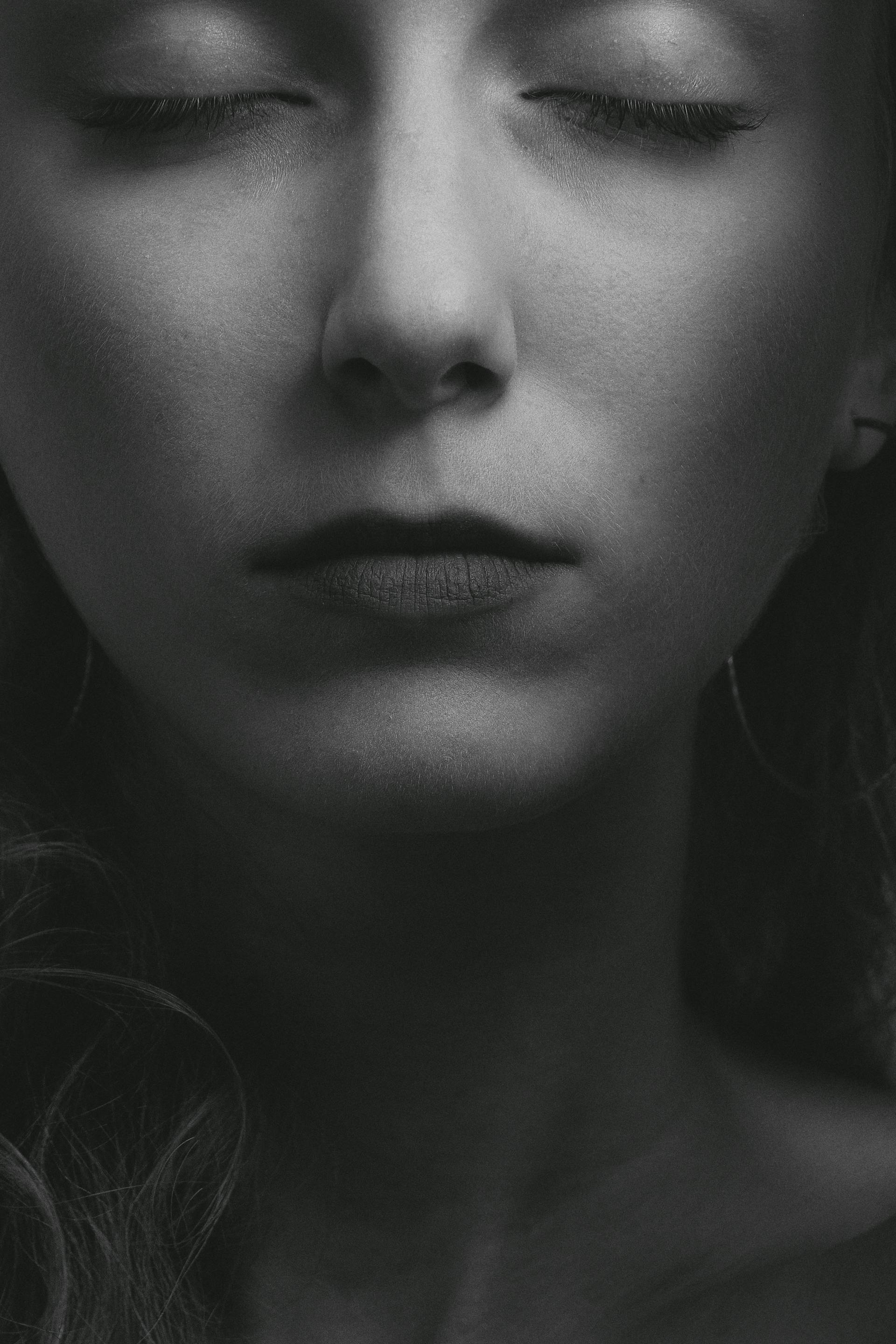 Foto en escala de grises del rostro de una mujer | Fuente: Pexels