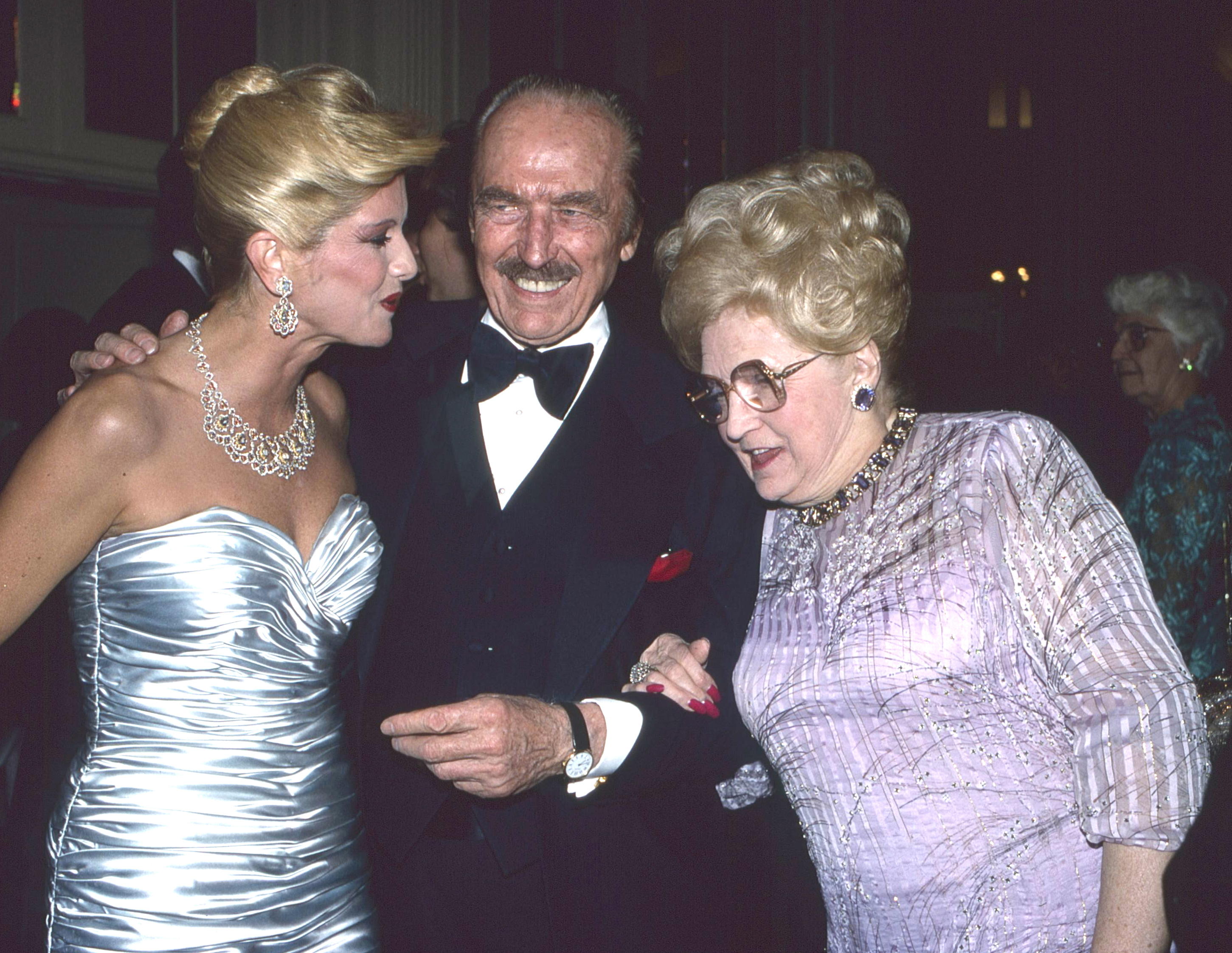 Ivana, Fred y Mary McLeod Trump en el Hotel Waldorf Astoria en mayo de 1988 | Fuente: Getty Images