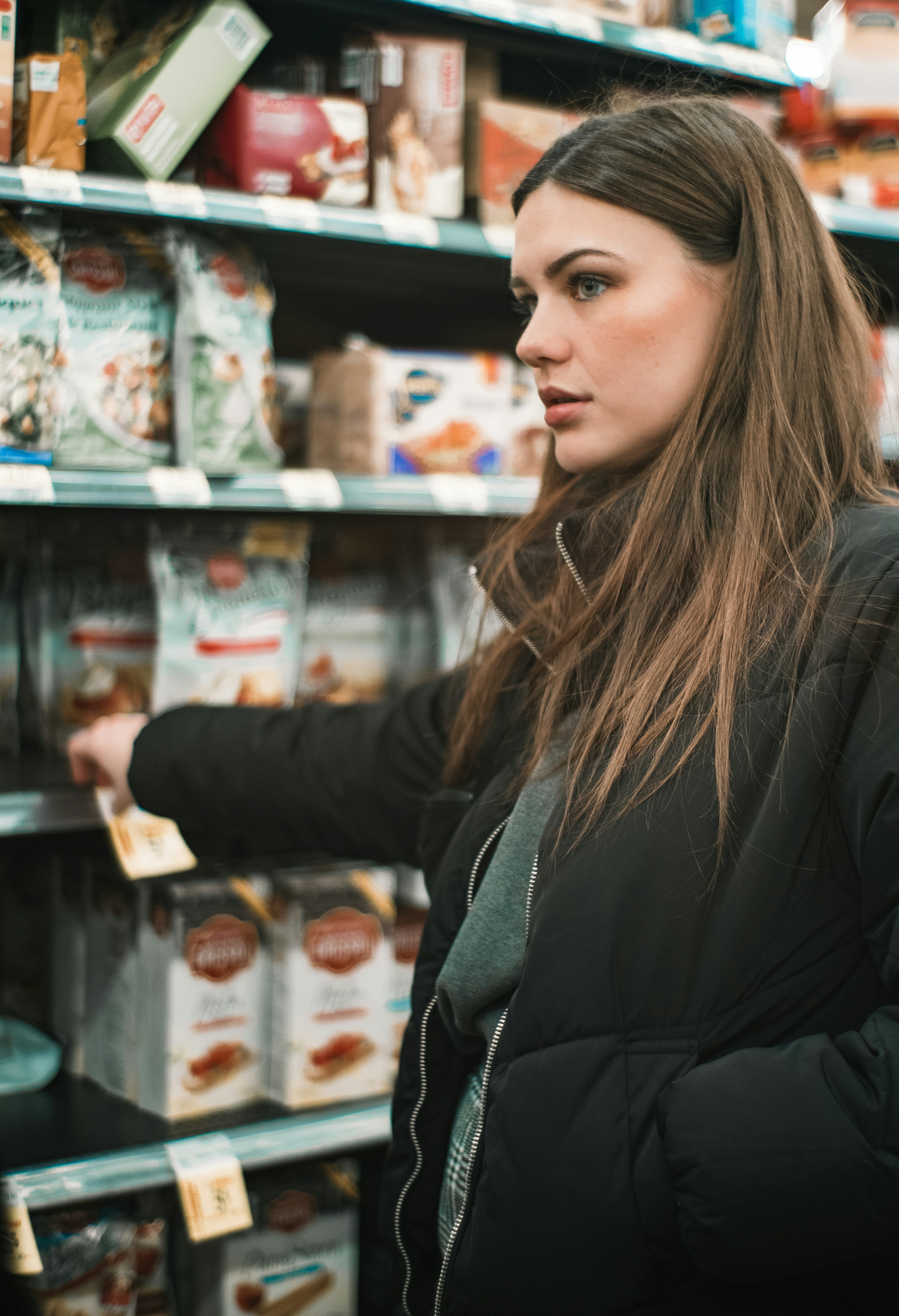 Una mujer seria en una tienda | Fuente: Unsplash