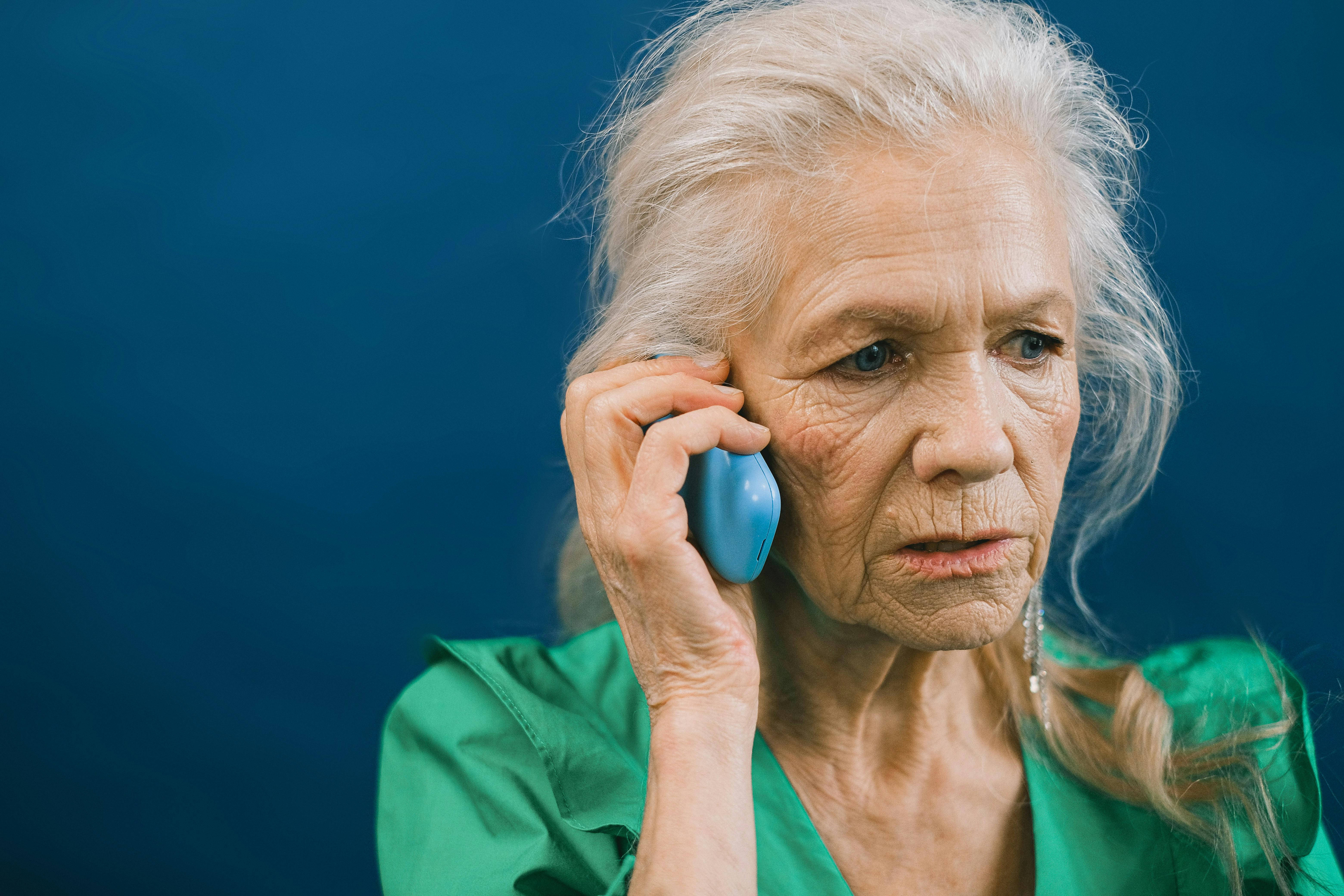 Una mujer infeliz en una llamada | Fuente: Pexels