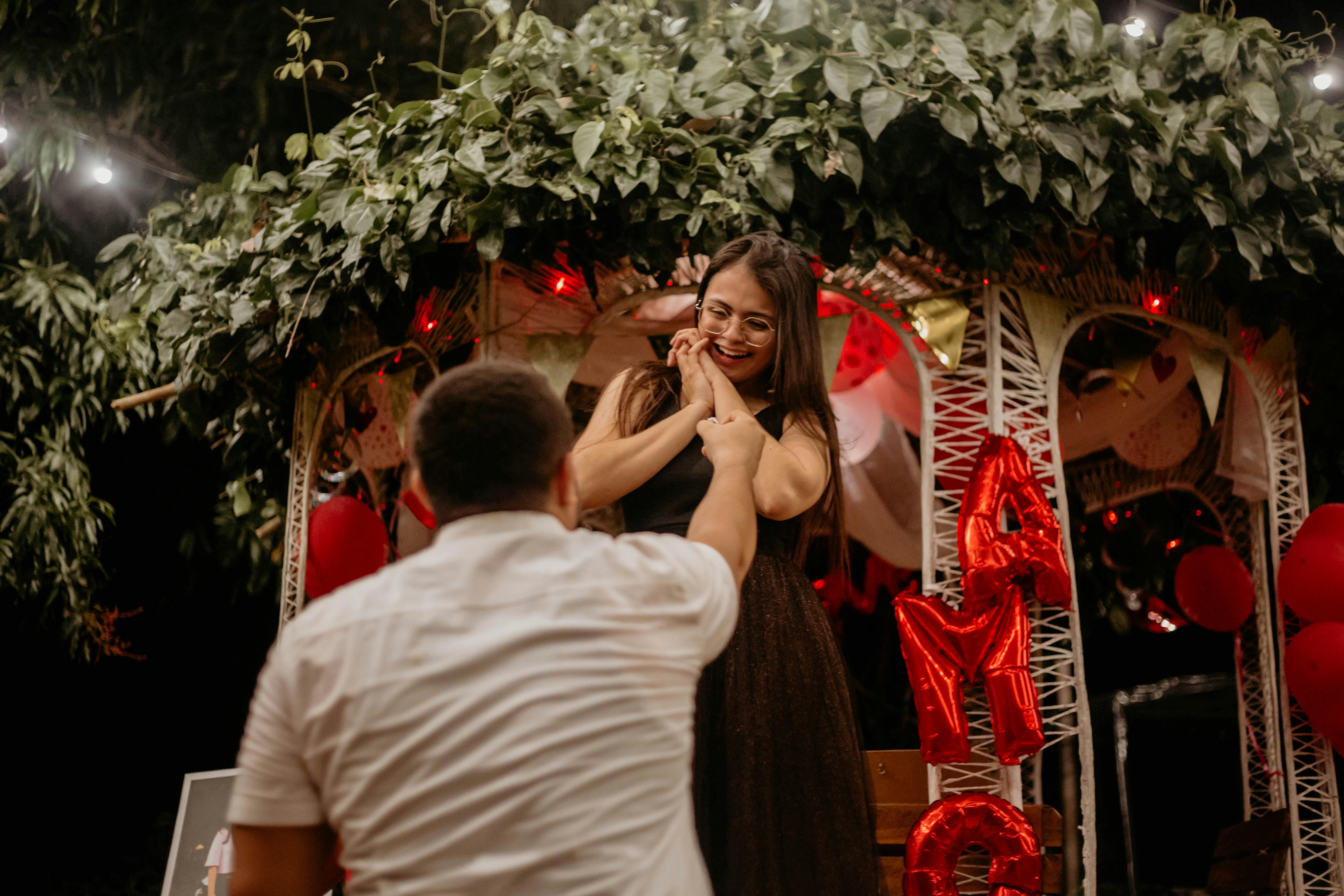 Un hombre pidiéndole matrimonio a una mujer | Fuente: Pexels