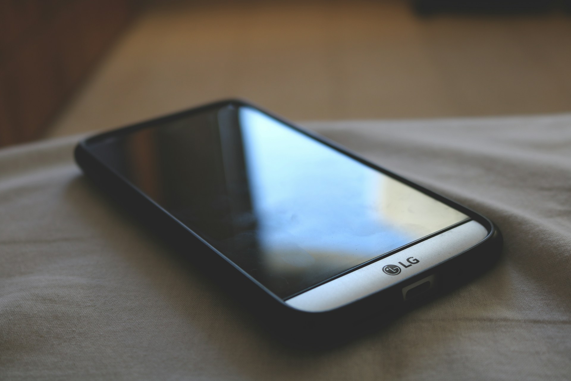 Primer plano de un teléfono | Fuente: Unsplash