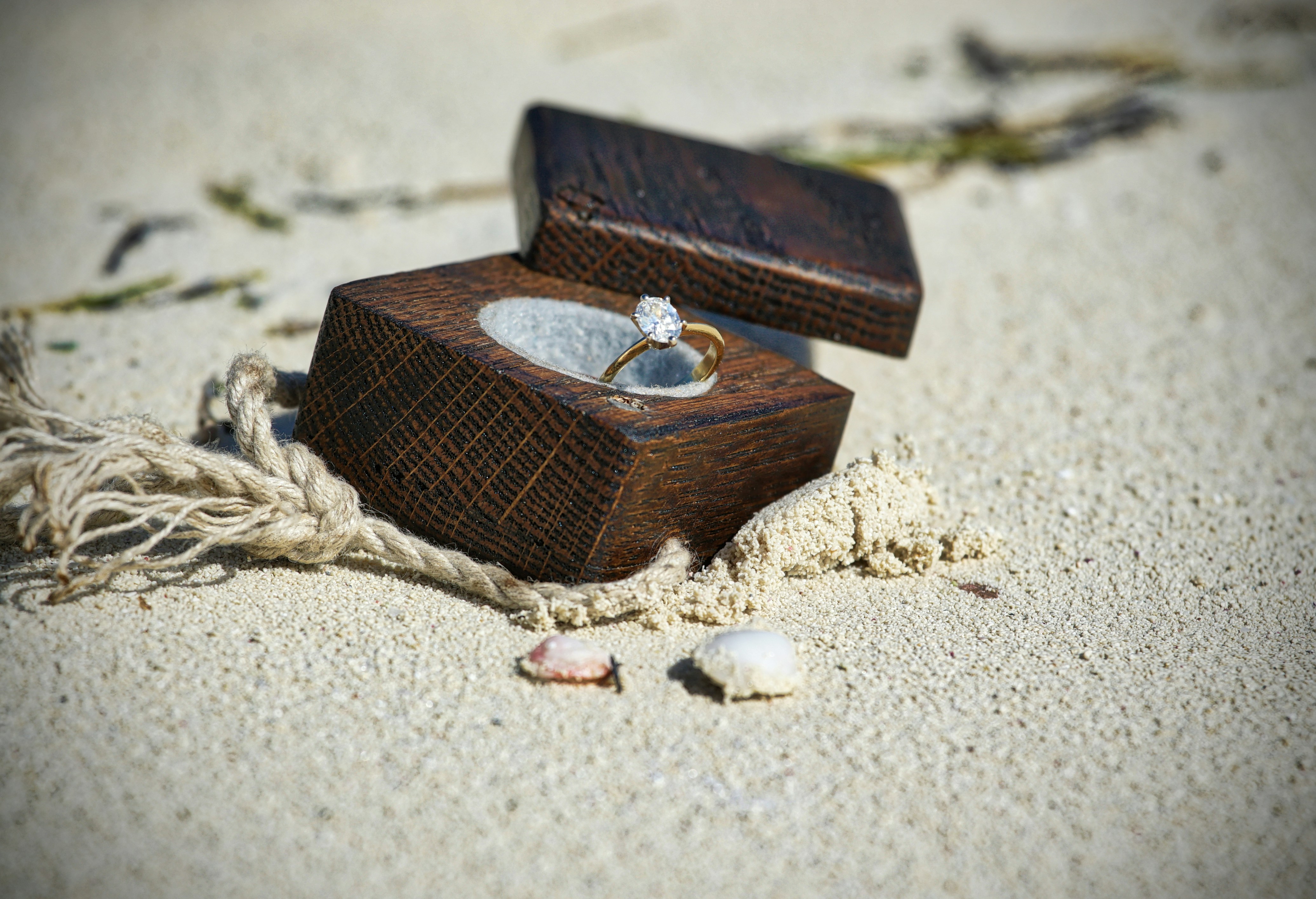 Un anillo de compromiso en una caja | Fuente: Unsplash