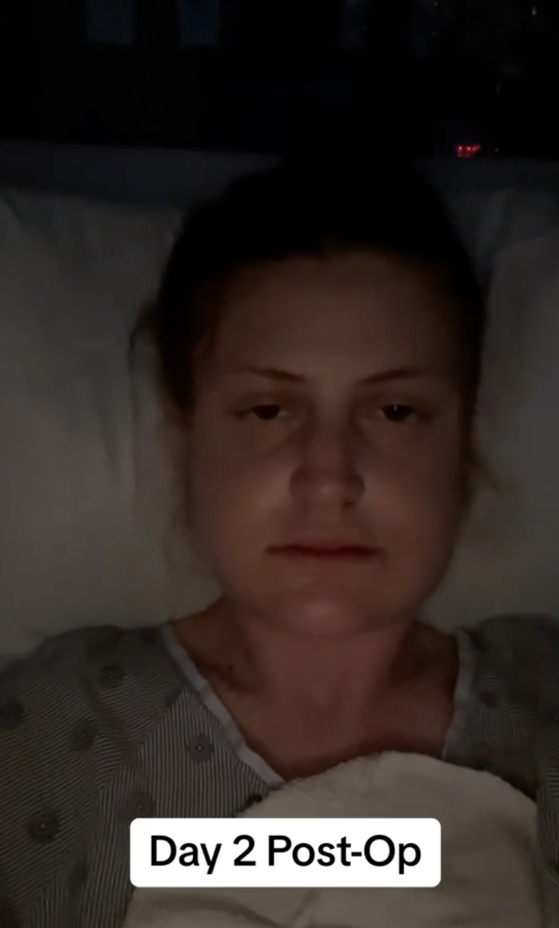 Una luz tenue capta a Virginia Elder descansando tranquilamente, con la cara aún hinchada, el segundo día después de la operación | Fuente: TikTok/virginiaeelder