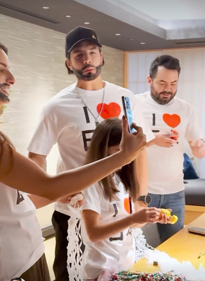 La familia Derbez celebrando el cumpleaños de su padre | Fuente: Facebook/Eugenio Derbez