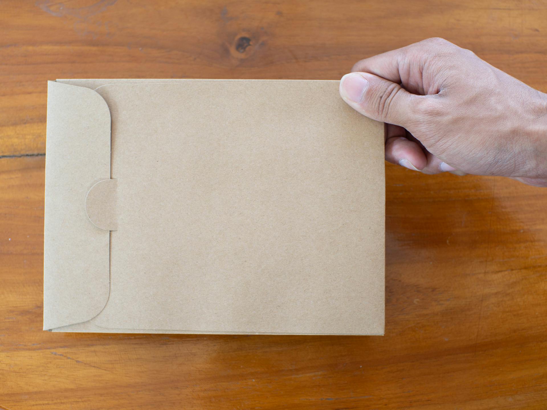 Un sobre con un documento | Fuente: Pexels