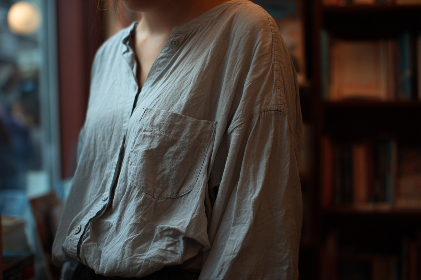 Una mujer con ropa holgada | Fuente: Midjourney