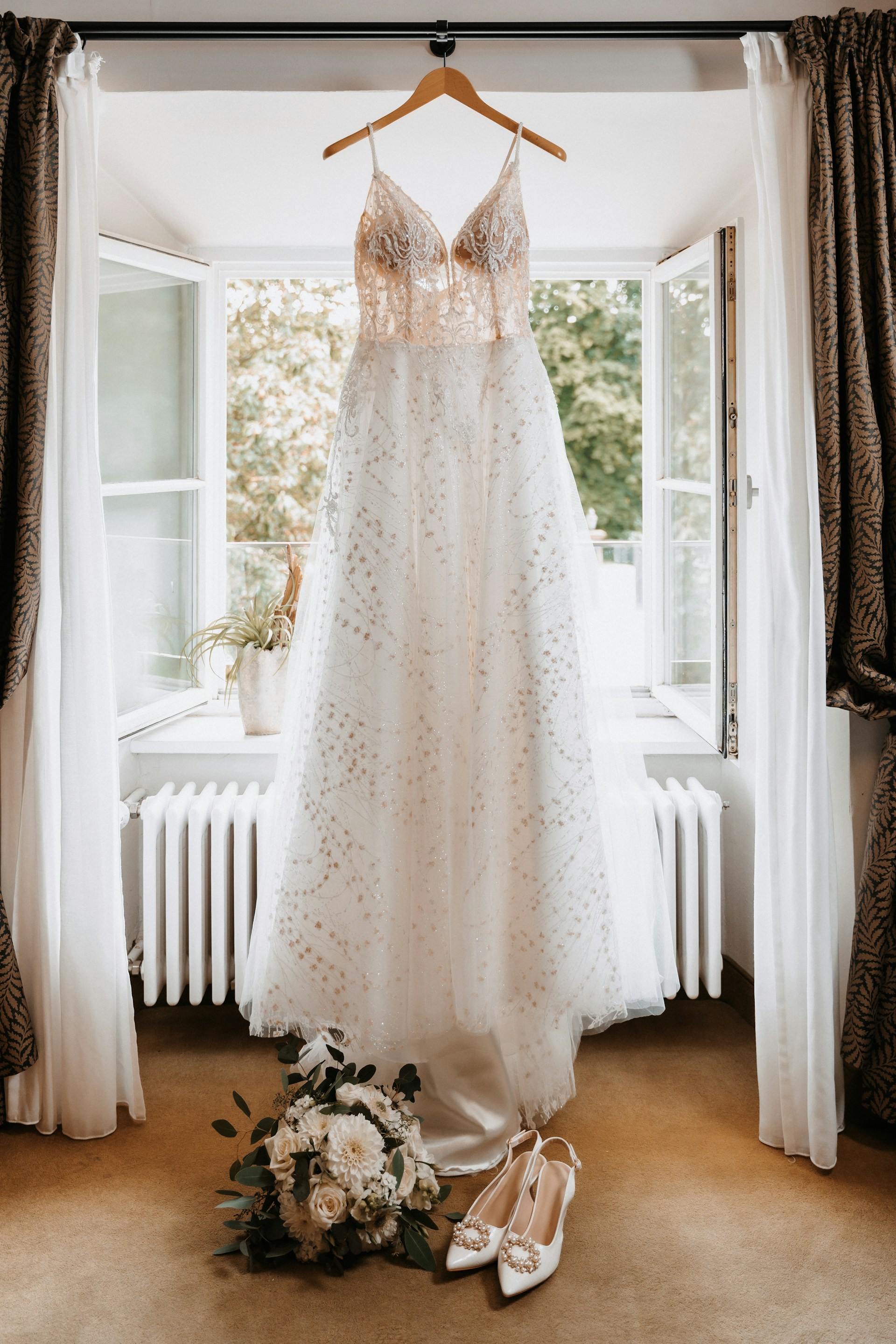 Un vestido de novia y accesorios cerca de una ventana | Fuente: Unsplash