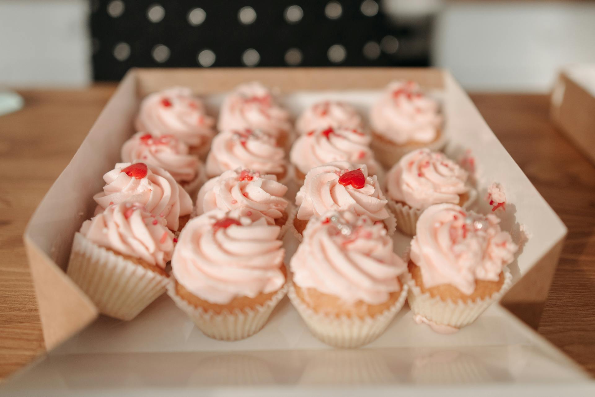 Una caja de magdalenas rosas | Fuente: Pexels
