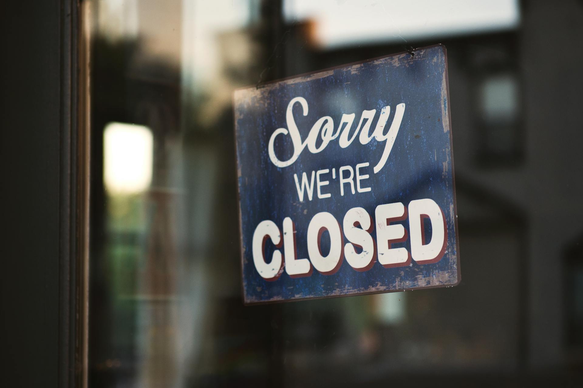 Un cartel de cerrado en una puerta | Fuente: Pexels