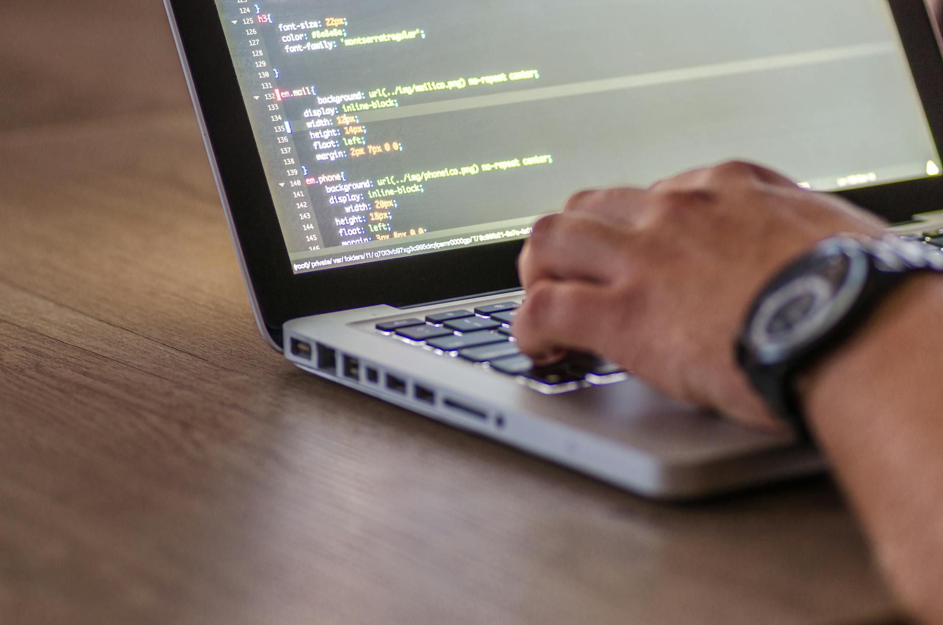Un hombre trabajando con su portátil | Fuente: Pexels