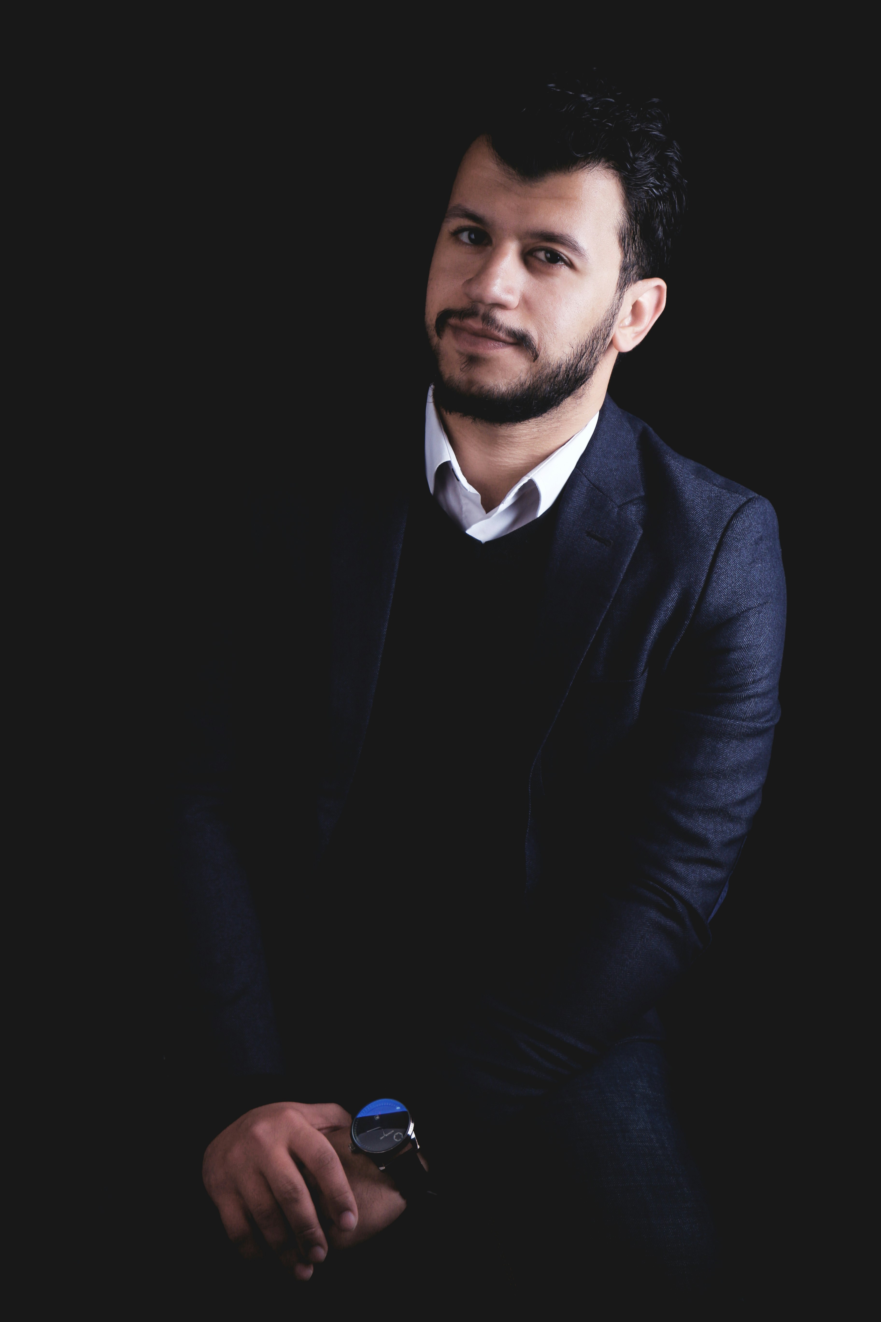 Hombre con traje negro | Fuente: Unsplash