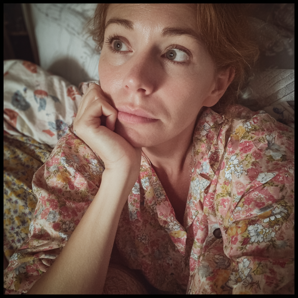 Una mujer sentada en su cama | Fuente: Midjourney