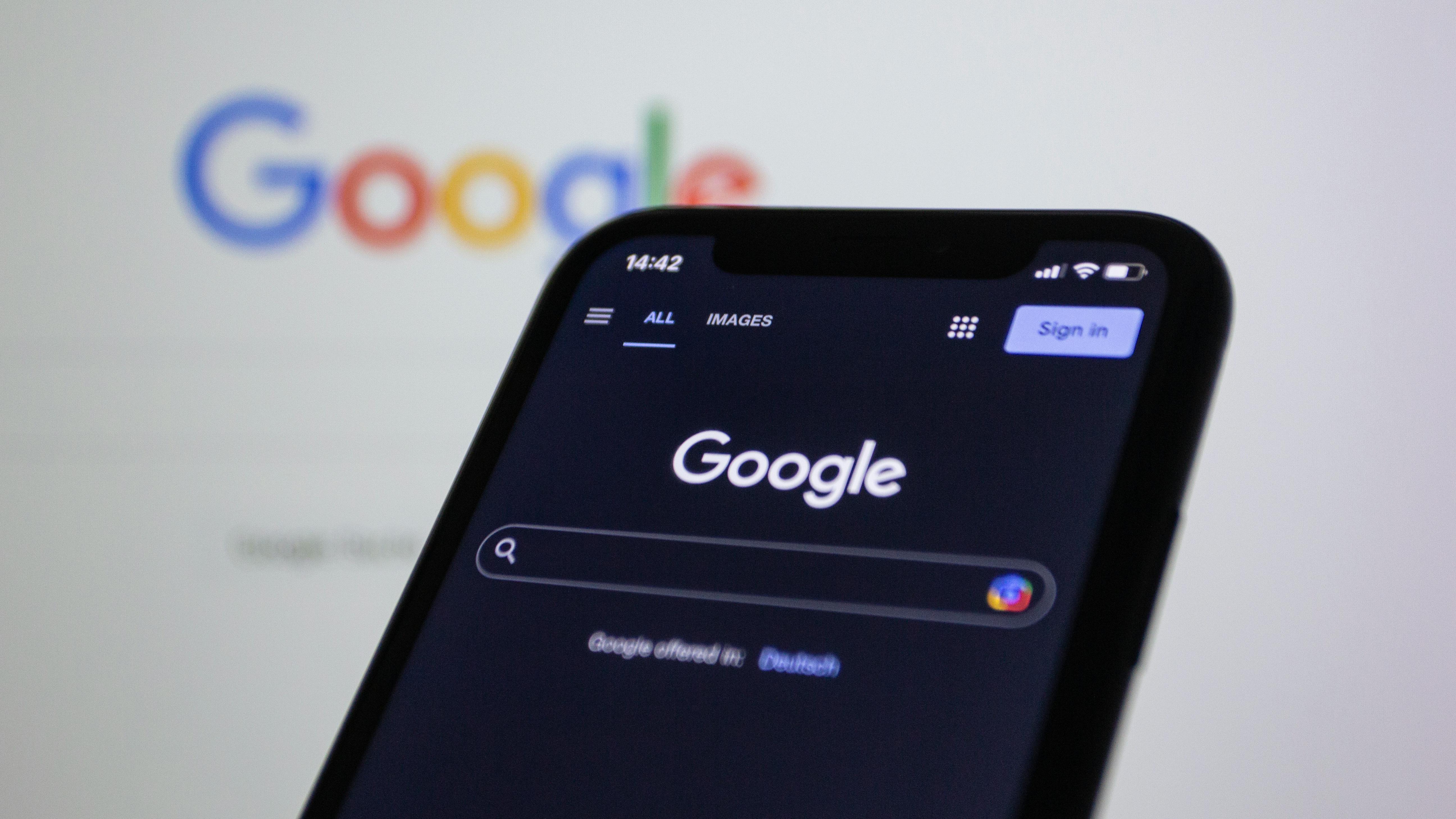 Un móvil abierto a Google | Fuente: Pexels