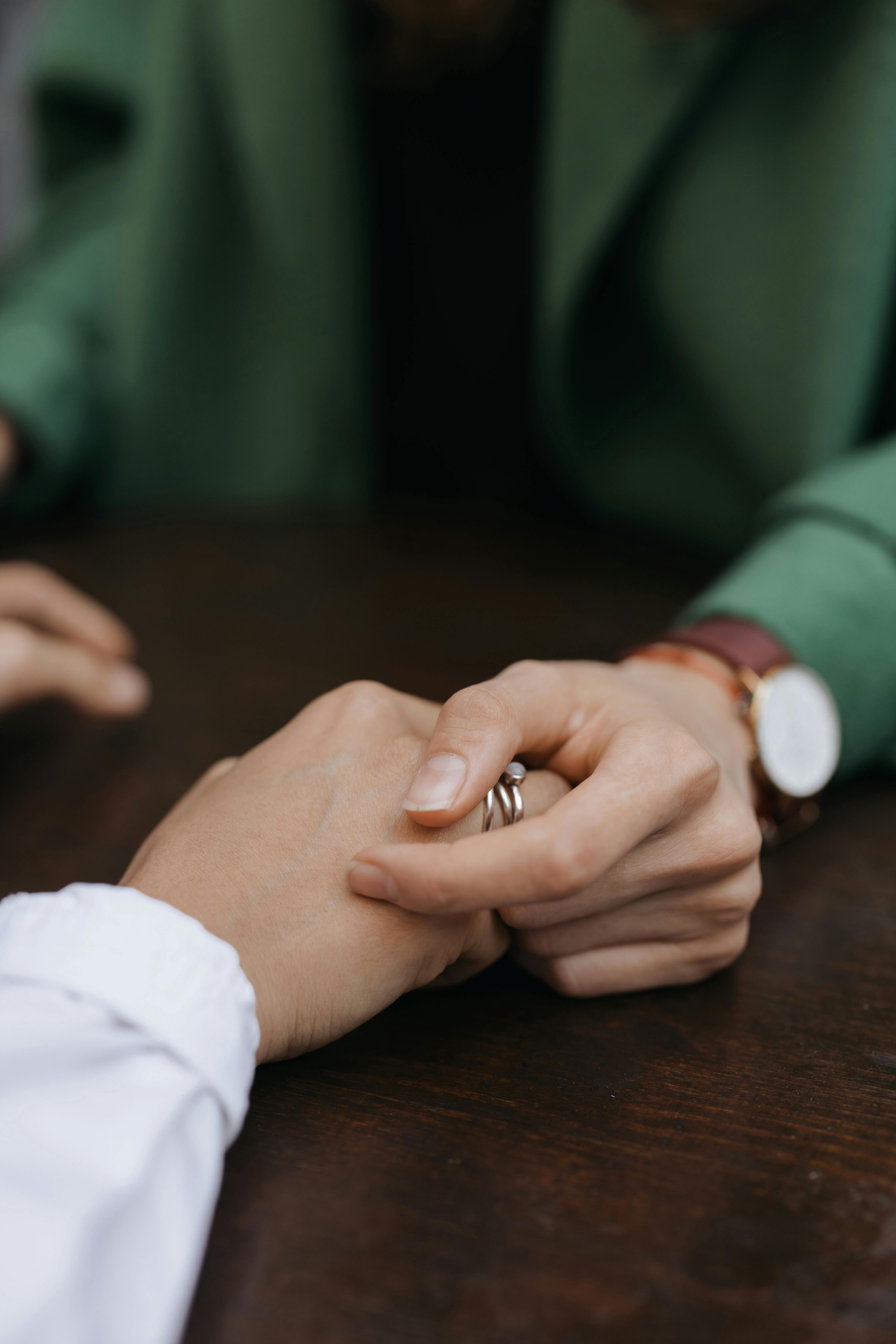 Un hombre tomando la mano de una mujer | Fuente: Pexels
