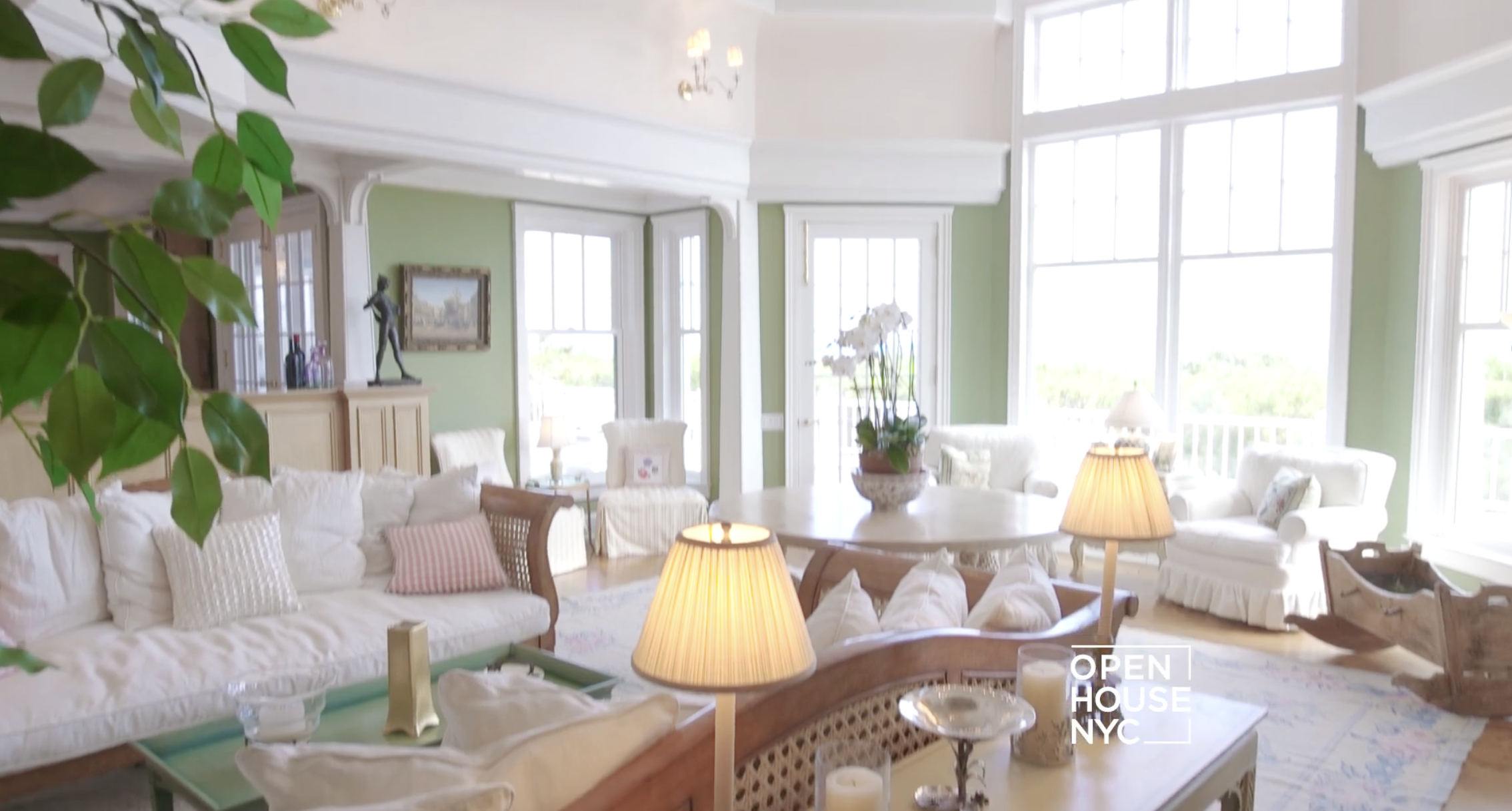 Imagen del salón de Susan Lucci y Helmut Huber en su casa de Long Island, Nueva York. | Fuente: YouTube/OpenHouseTV