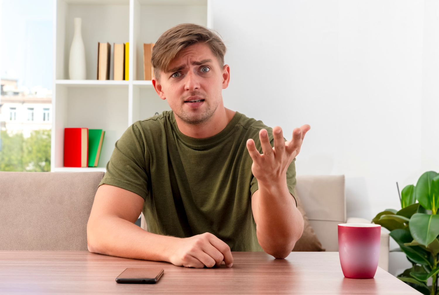 Un hombre molesto | Fuente: Freepik