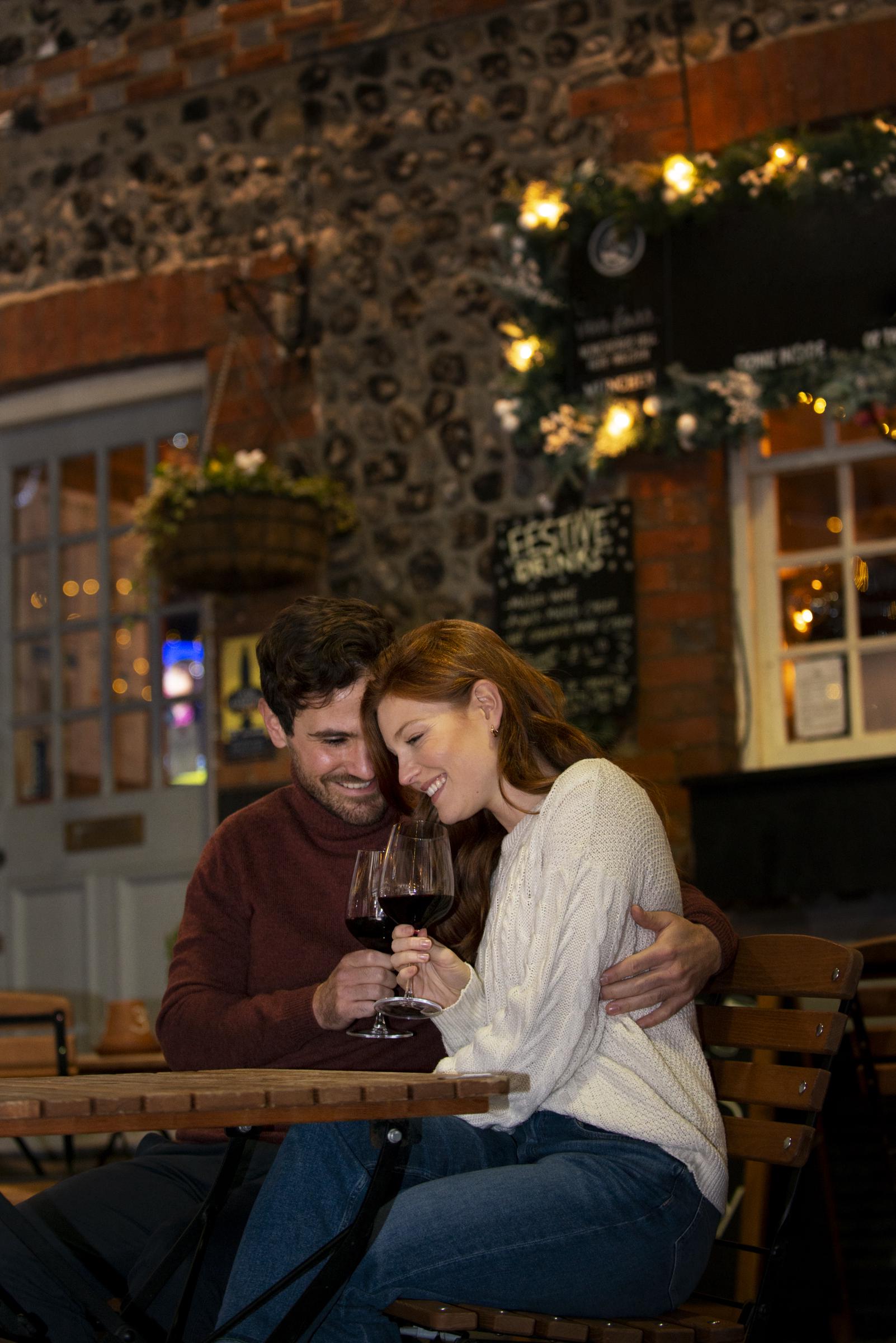 Una pareja estrechando lazos por la noche | Fuente: Freepik