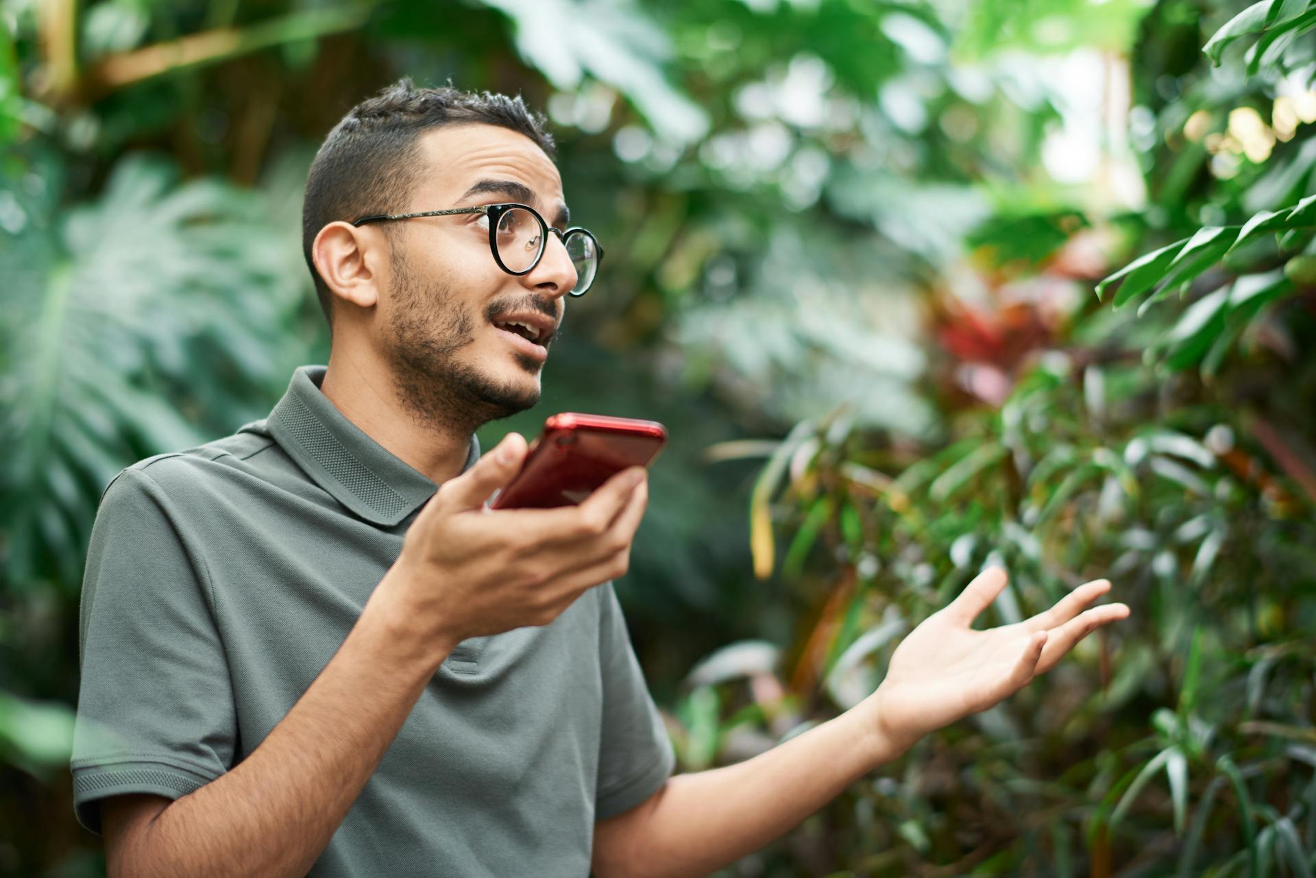 Un hombre gesticulando durante una llamada telefónica | Fuente: Pexels