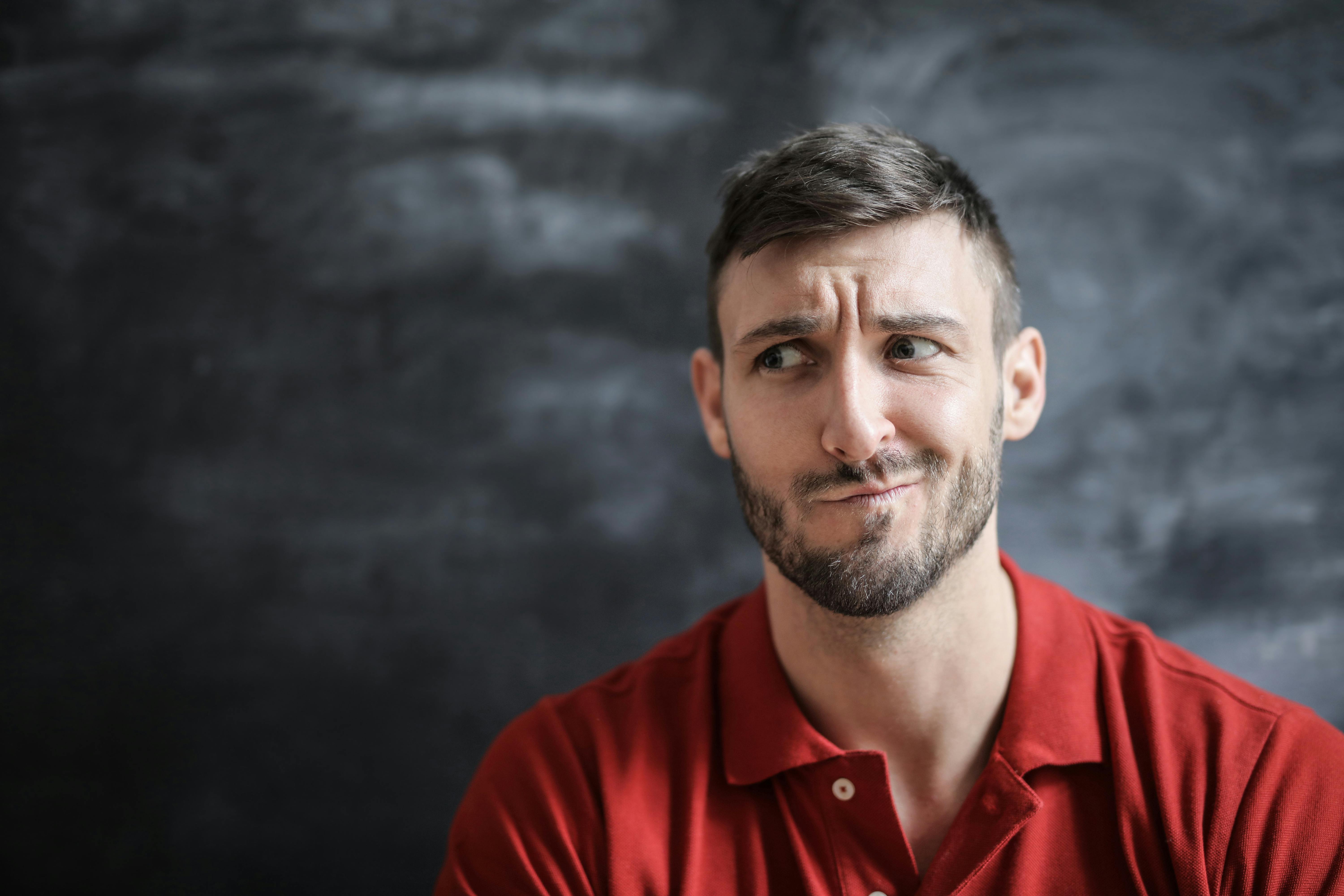 Un hombre confuso y escéptico | Fuente: Pexels