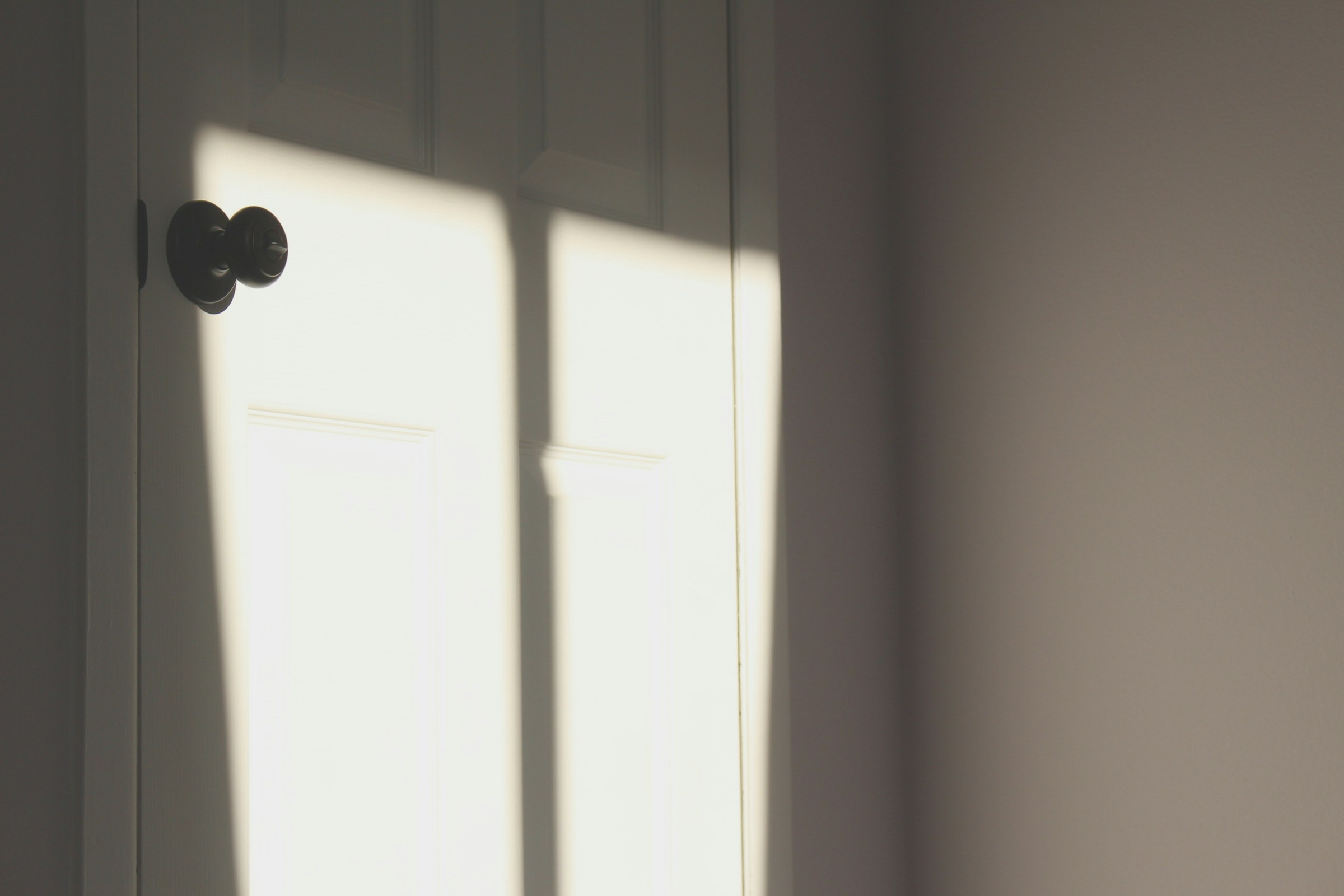 La puerta de un dormitorio | Fuente: Pexels