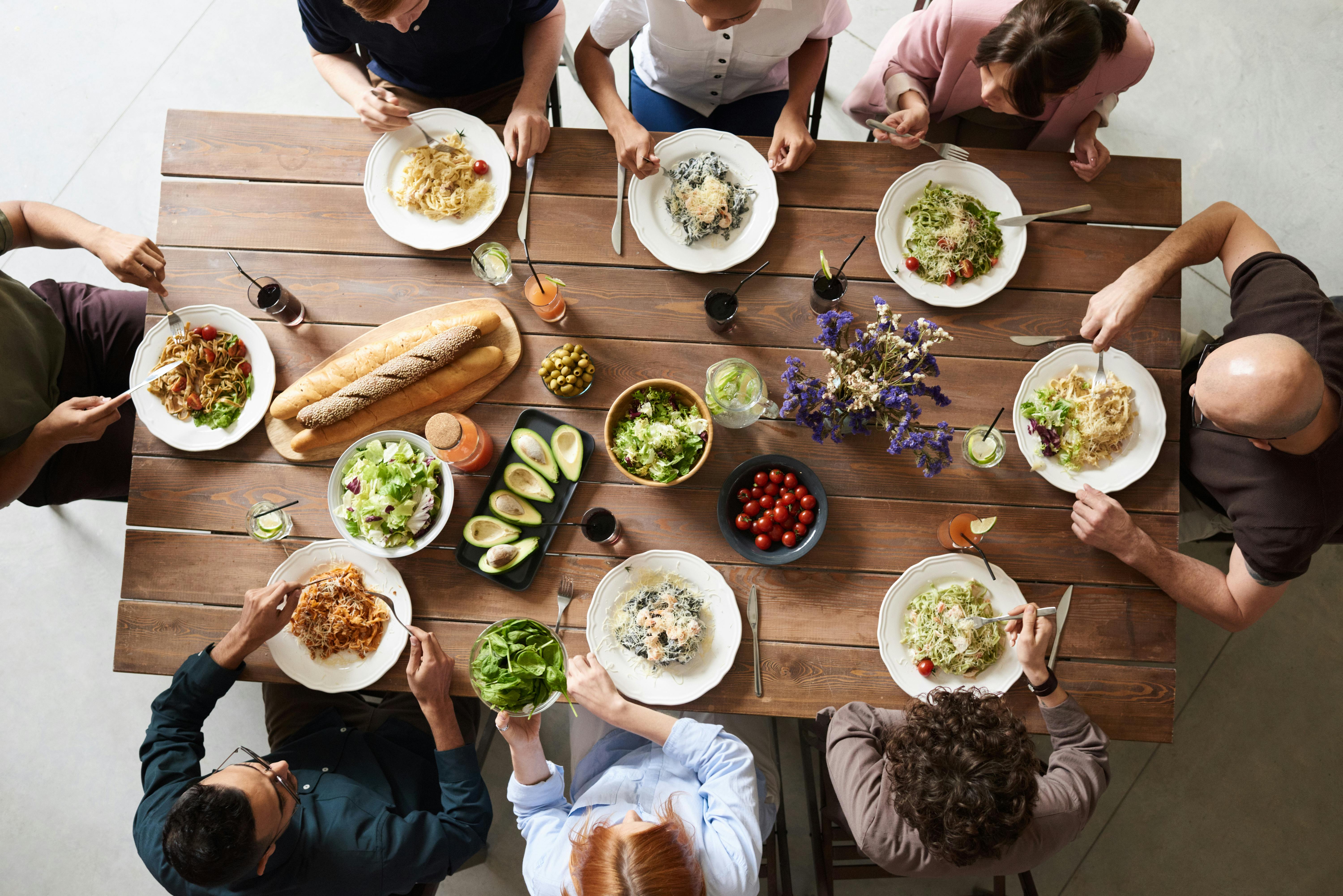 Gente comiendo junta | Fuente: Pexels