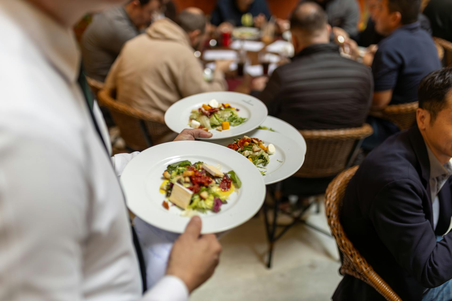 Gente en un restaurante | Fuente: Pexels