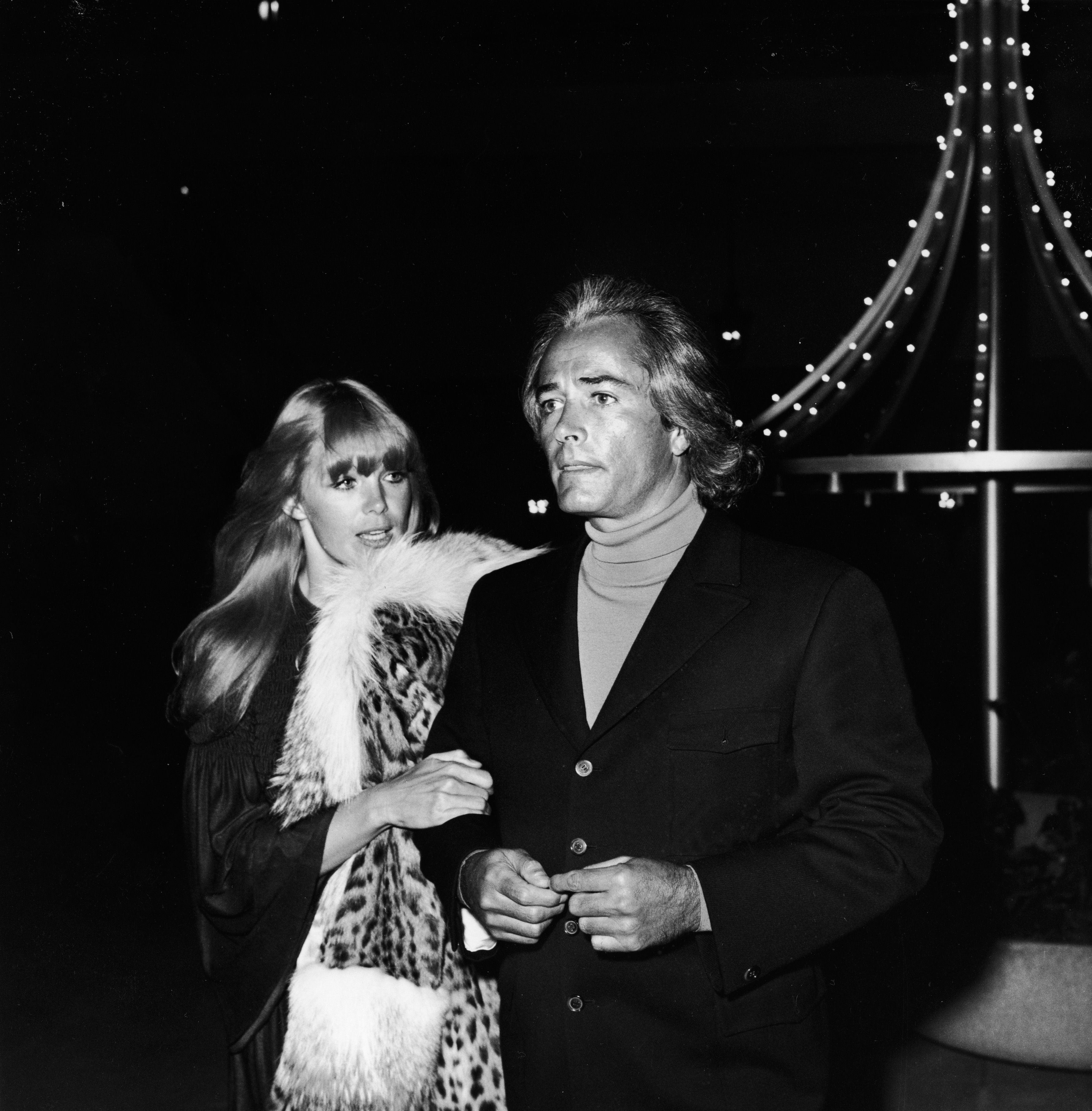 La actriz y John Derek asisten al estreno de Sonny and Cher el 1 de enero de 1970, en Hollywood, California. | Fuente: Getty Images