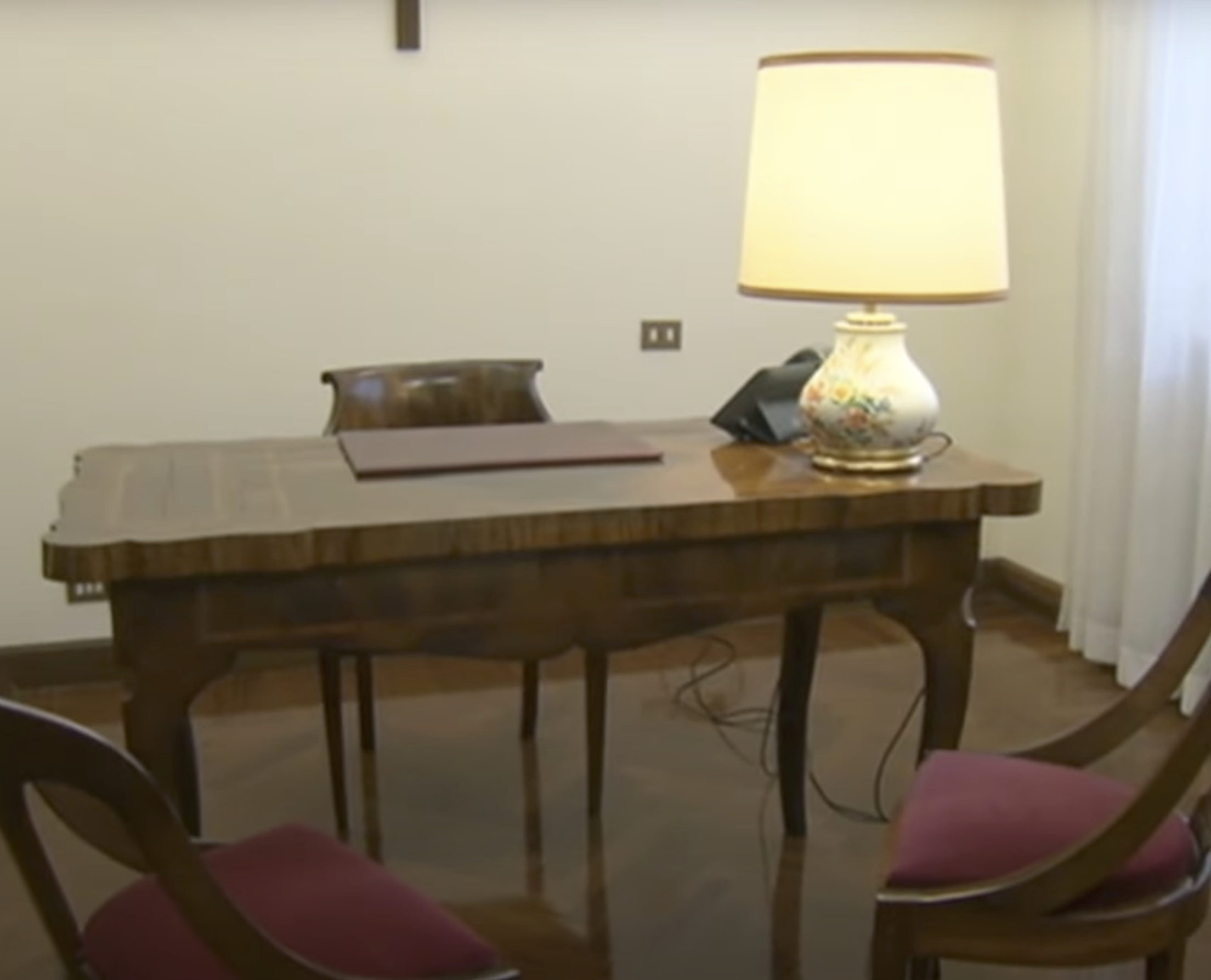 Un escritorio dentro de la Sala 201 del papa Francisco | Fuente: YouTube/CNN