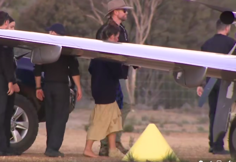 Carolina Wilga, descalza y débil, al ser rescatada. | Foto:YouTube/9NewsPerth
