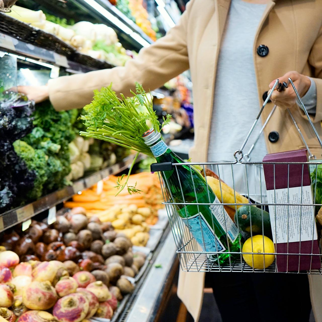 Una mujer compra productos frescos en un supermercado | Fuente: Pexels