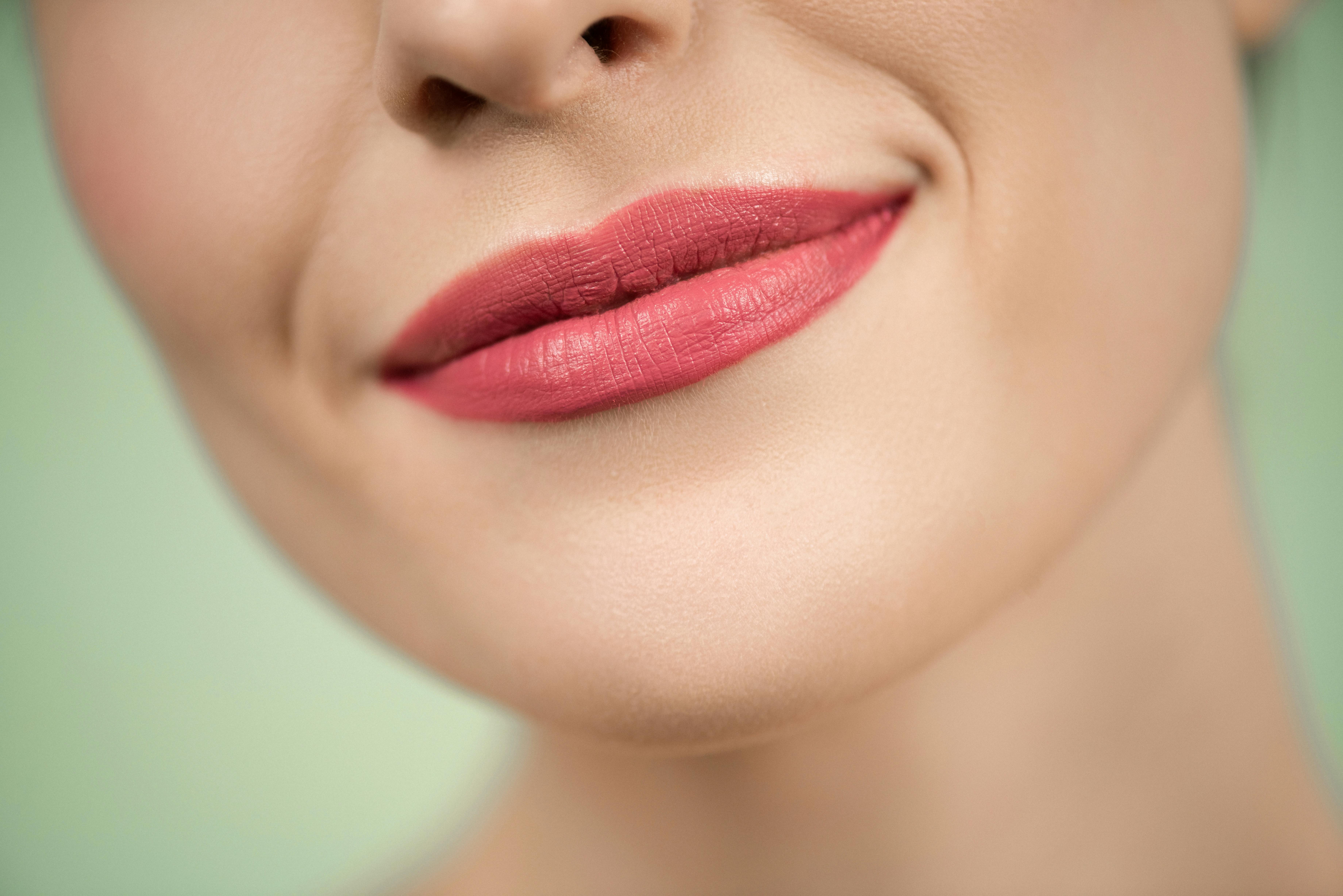 Una mujer sonriendo | Fuente: Pexels