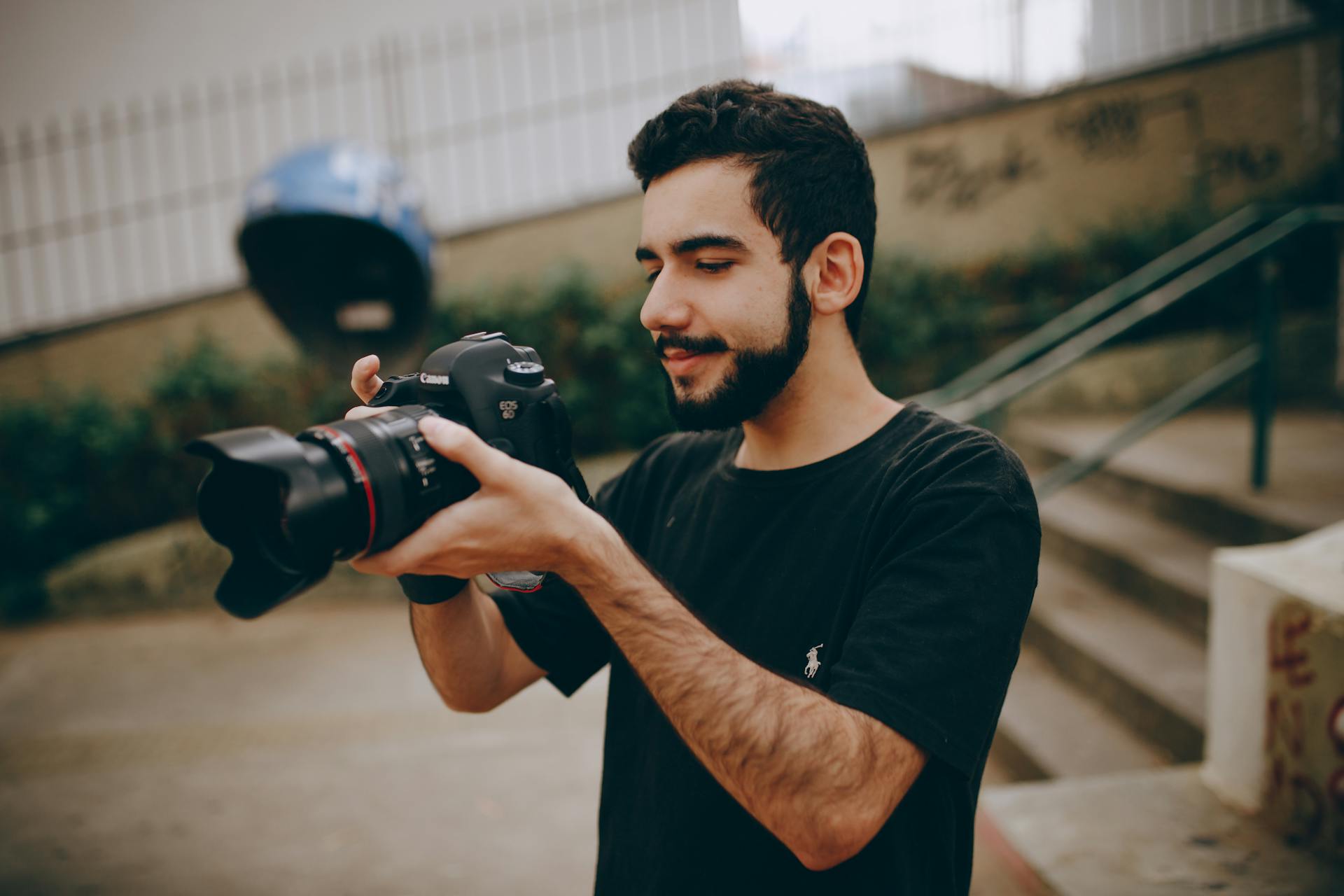 Un fotógrafo sujetando una cámara | Fuente: Pexels