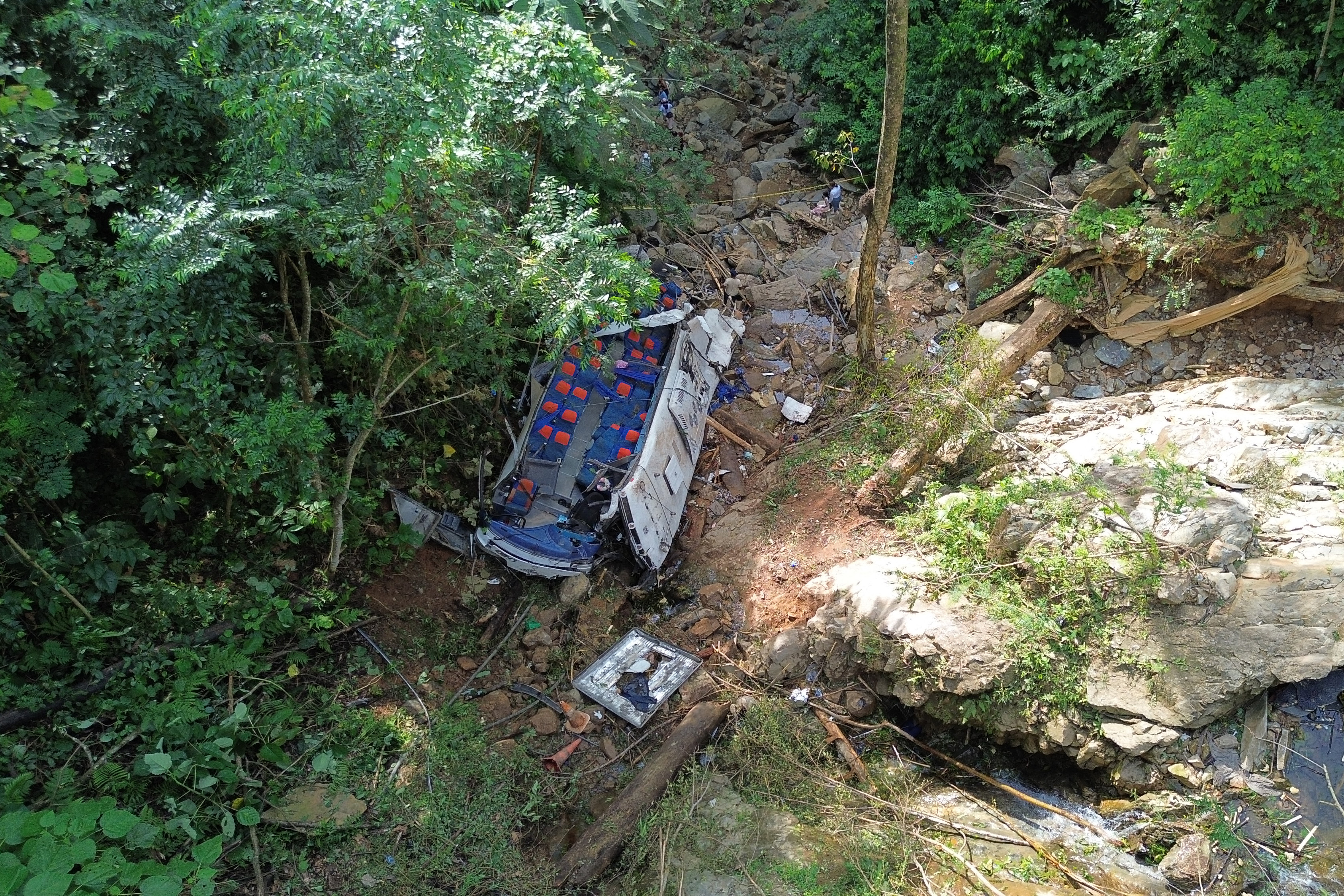 Esta vista aérea muestra un autobús accidentado tras salirse de la vía, dejando 17 muertos y 20 heridos, cerca del municipio de Remedios, departamento de Antioquia, Colombia, el 14 de diciembre de 2025. | Fuente: Getty Images