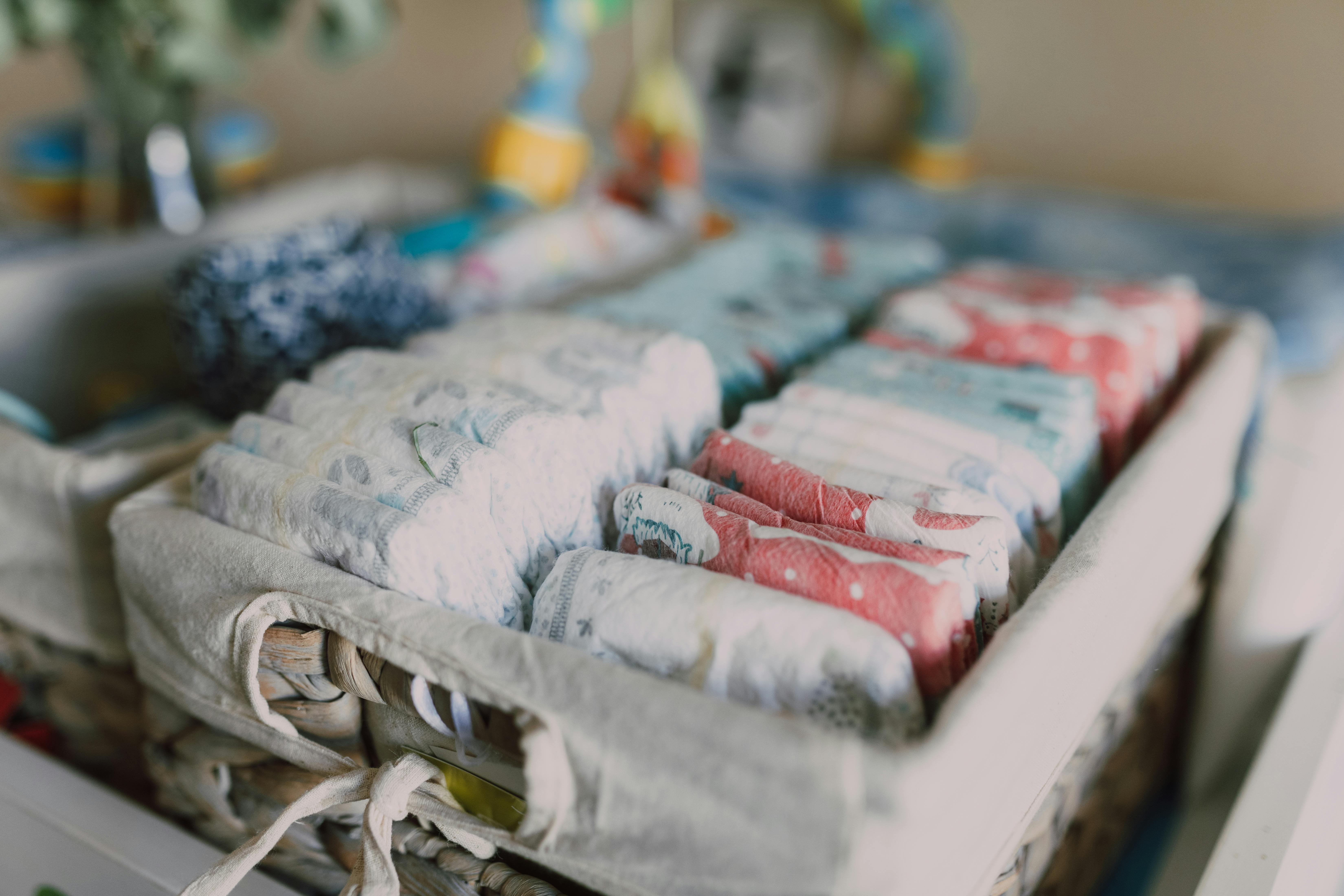 Pañales de bebé en una cesta | Fuente: Pexels