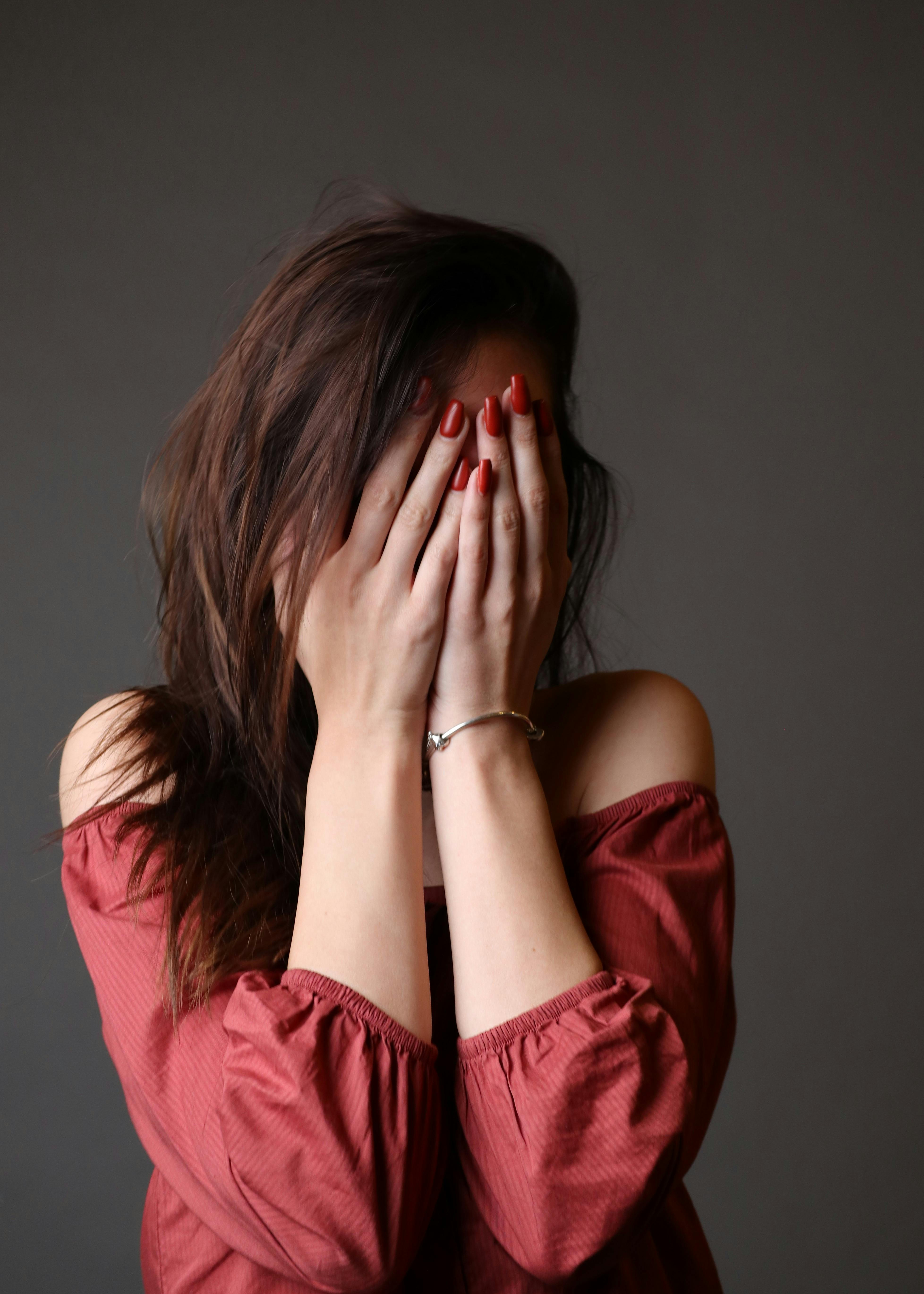 Una mujer angustiada | Fuente: Pexels