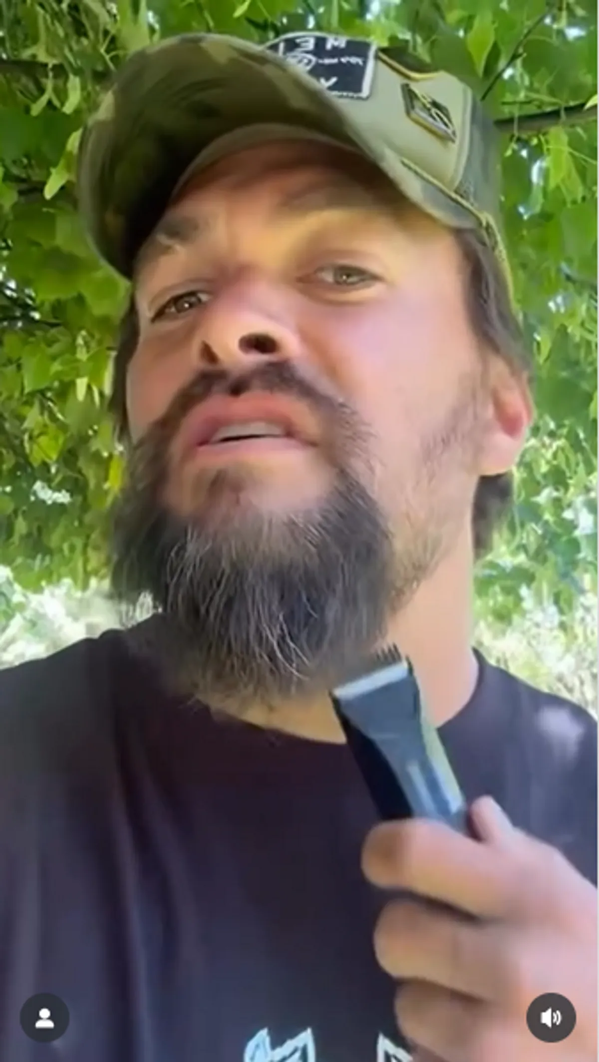 Jason Momoa afeitándose su característica barba, de un post fechado el 30 de julio de 2025 | Fuente: Instagram/prideofgypsies