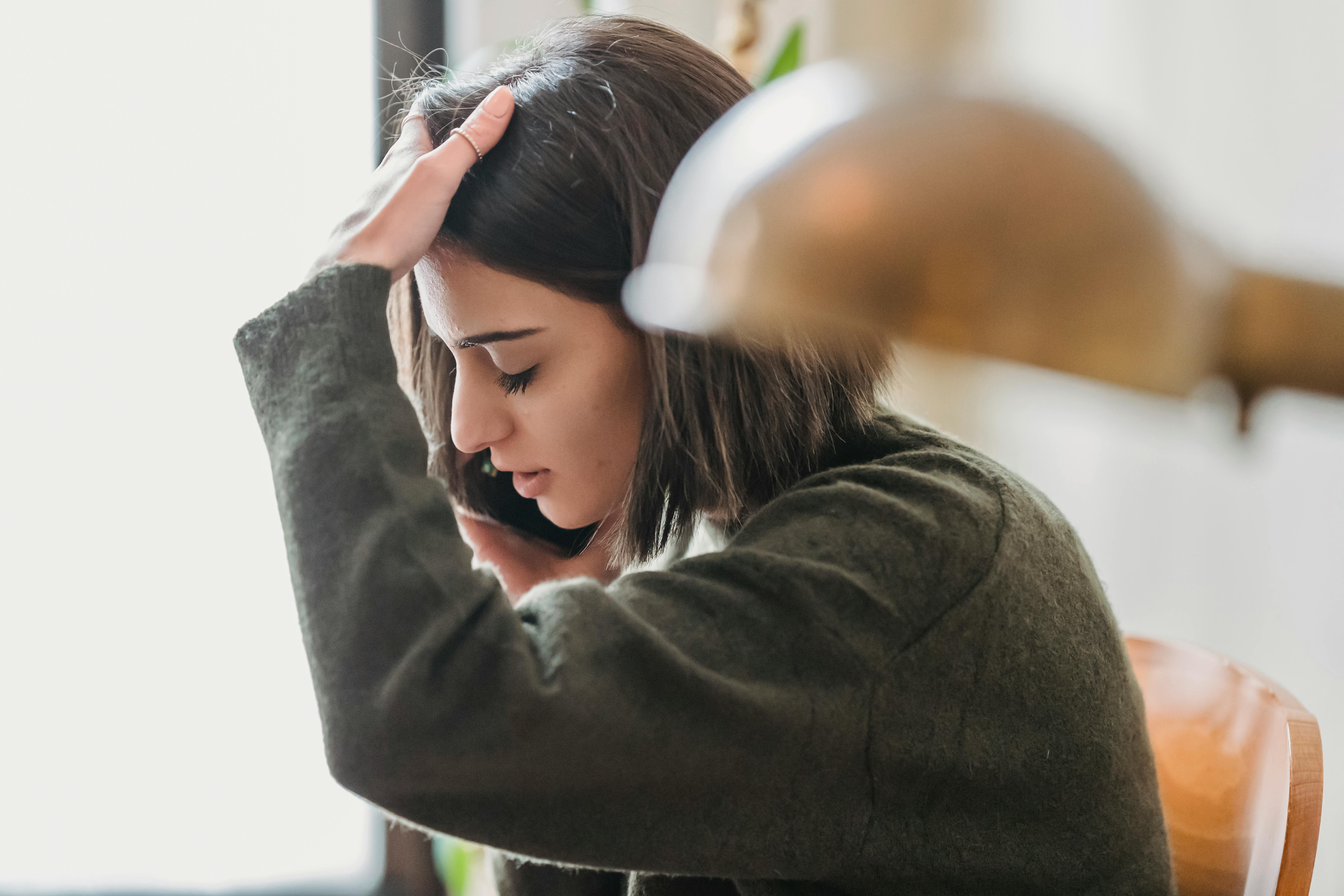 Mujer haciendo una llamada telefónica | Fuente: Pexels