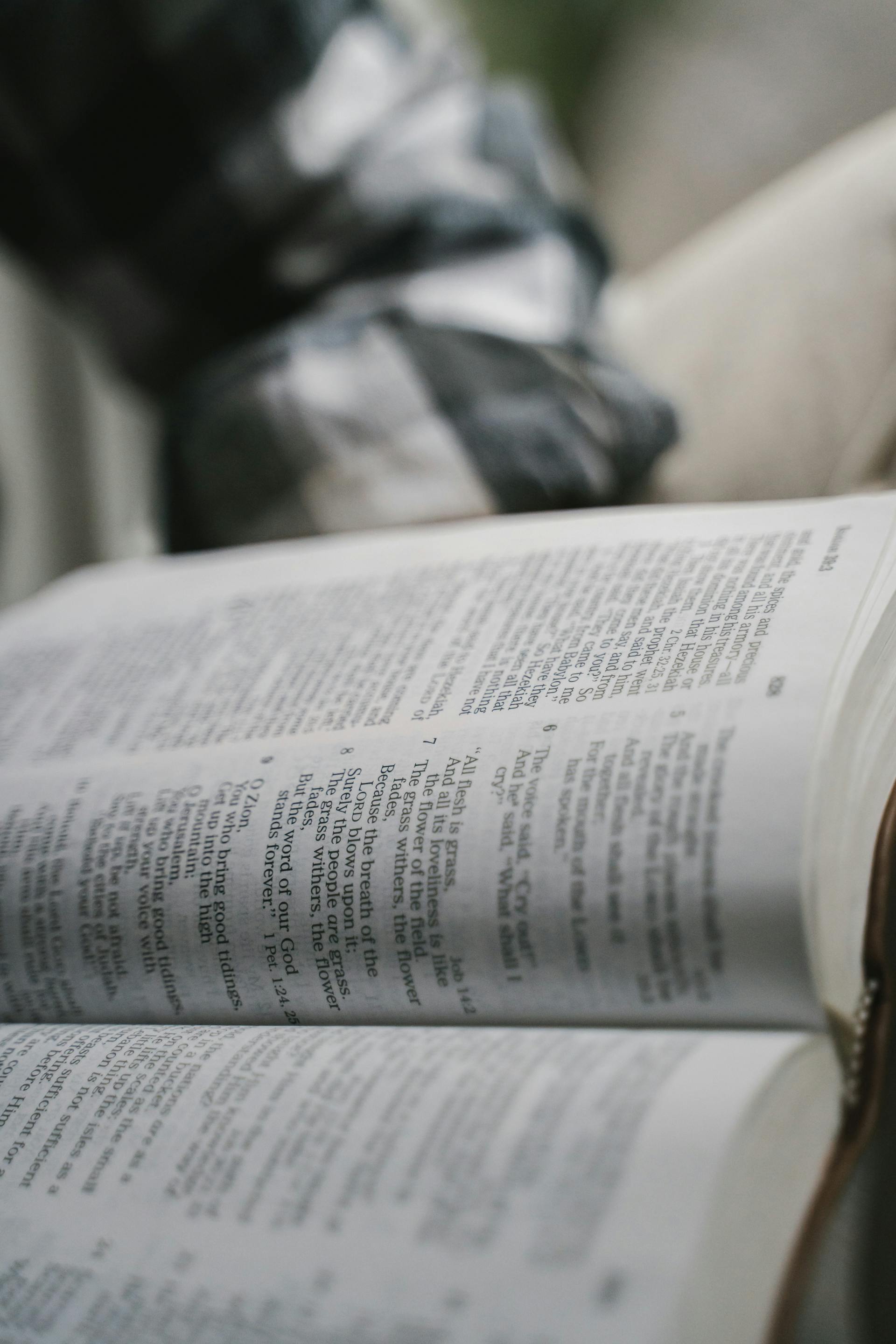 Una persona hojeando una Biblia | Fuente: Pexels
