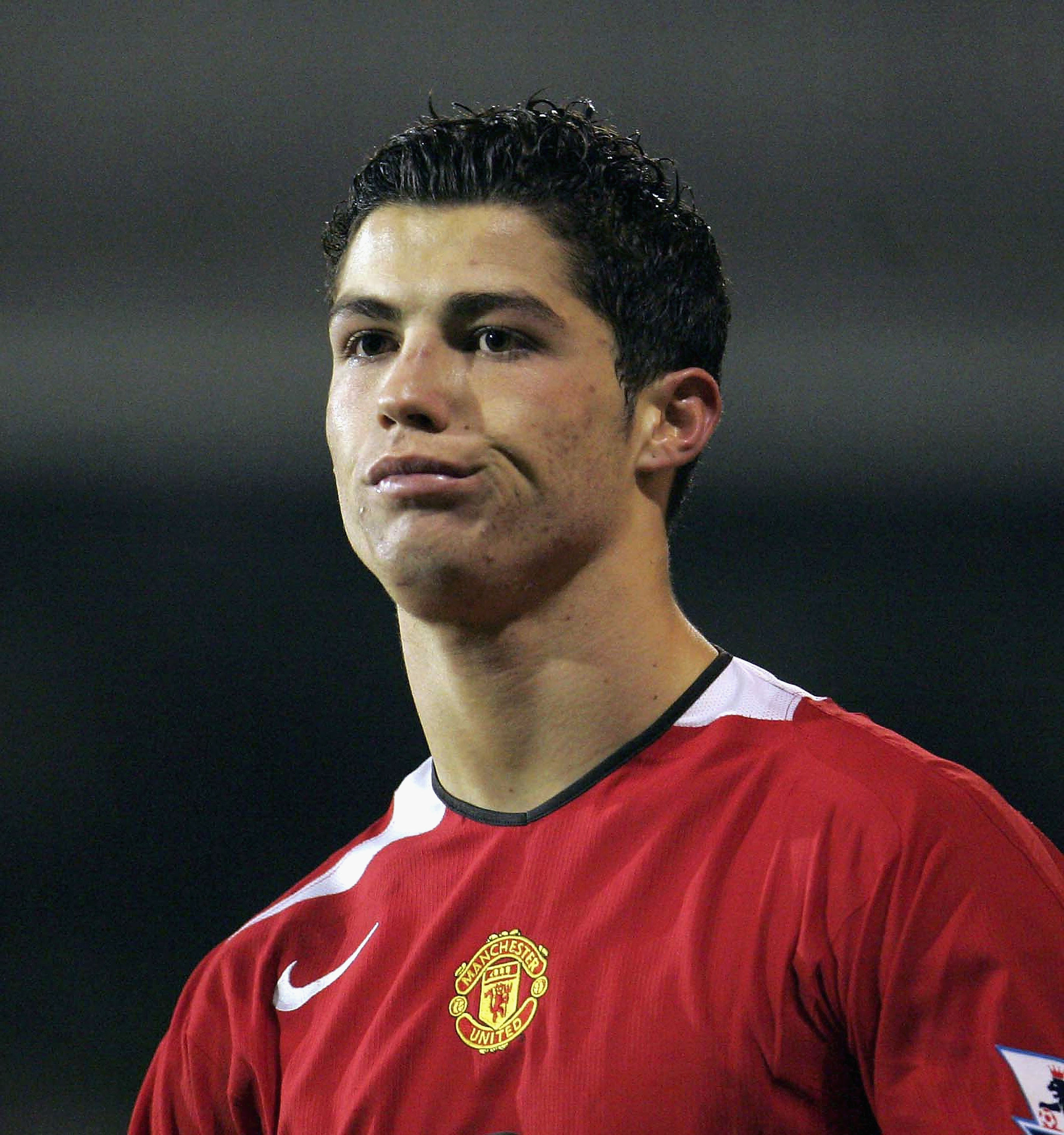 Cristiano Ronaldo, del Manchester United, luce decepcionado tras el gol del empate de Papa Bouba Diop para el Fulham en el último minuto durante el partido de la Barclays Premiership entre el Fulham y el Manchester United en Craven Cottage el 13 de diciembre de 2004 en Londres, Inglaterra. | Fuente: Getty Images