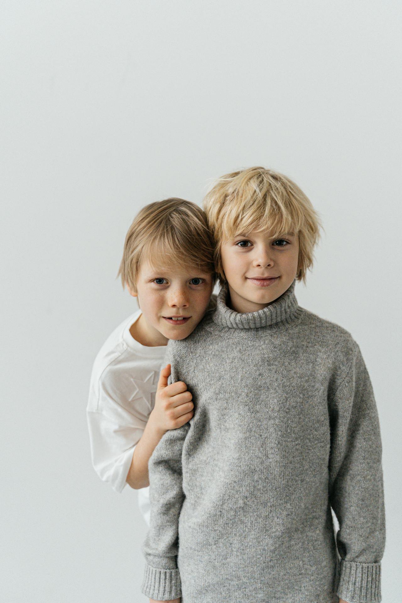 Dos niños sonriendo | Fuente: Pexels