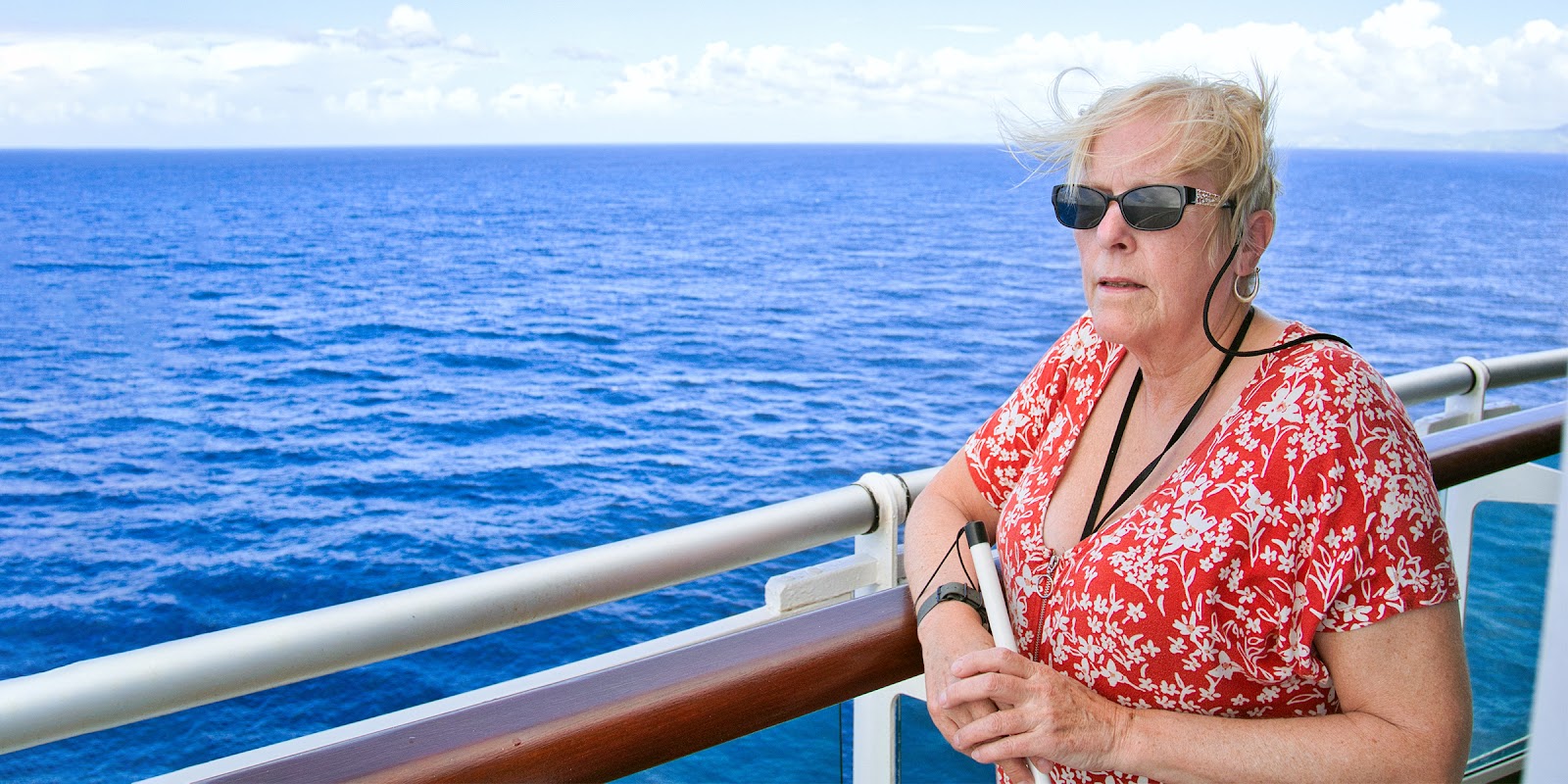 Una mujer en un barco | Fuente: Shutterstock