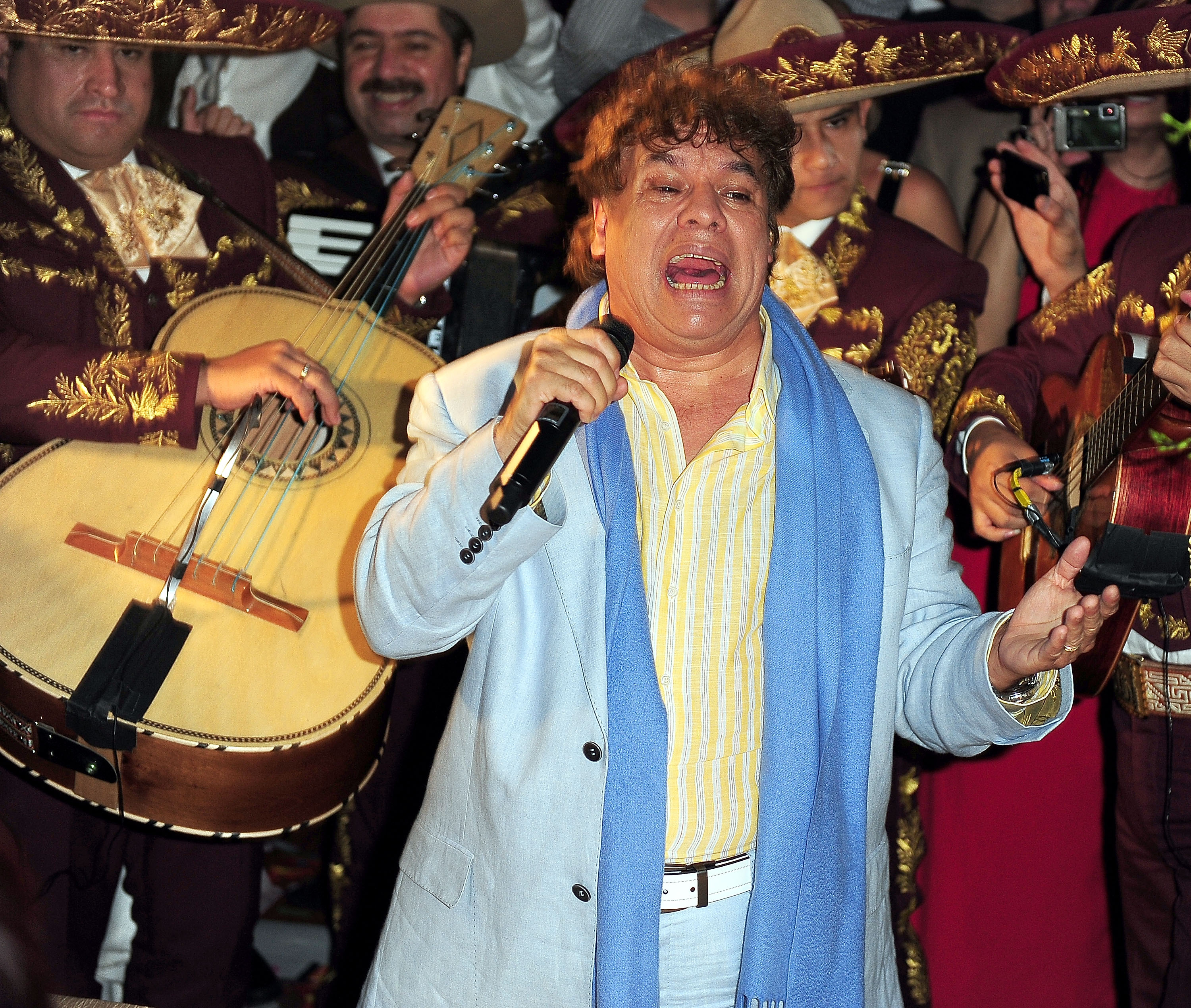 Juan Gabriel se presenta en la fiesta de cumpleaños de Sammy Sosa en Fontainebleau Miami Beach el 14 de noviembre de 2009 en Miami Beach, Florida. | Fuente: Getty Images.