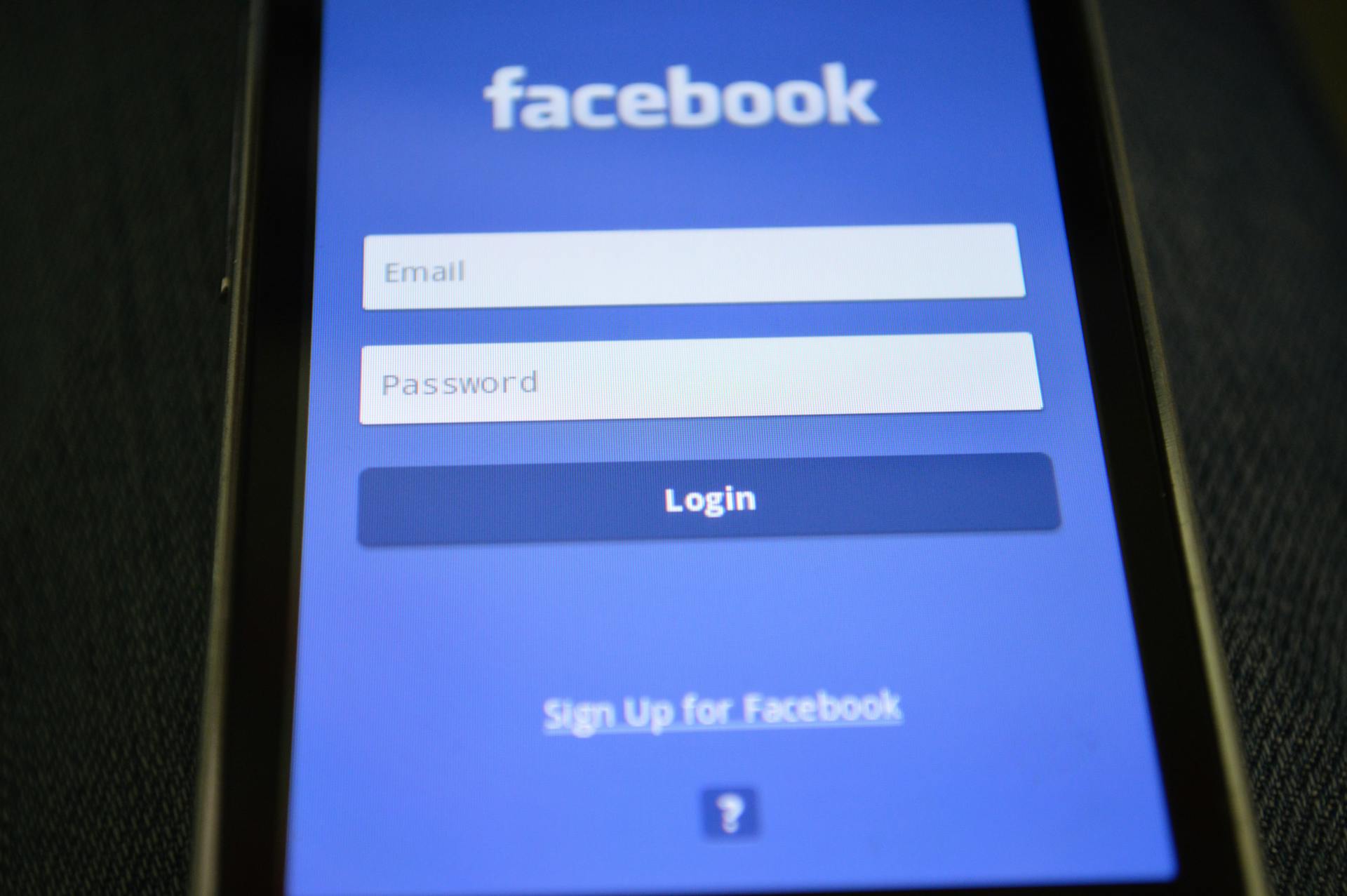 Pantalla de inicio de sesión de Facebook en un teléfono | Fuente: Pexels