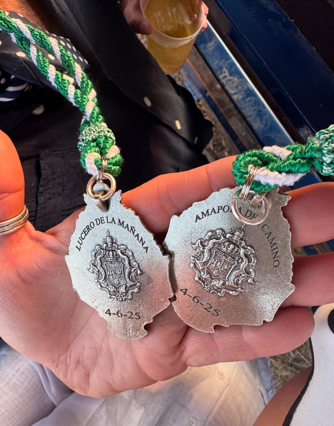 Medallas que recibieron Anabel Pantoja y David Rodríguez en El Rocío con sus nombres nuevos | Fuente: Instagram/anabelpantoja00