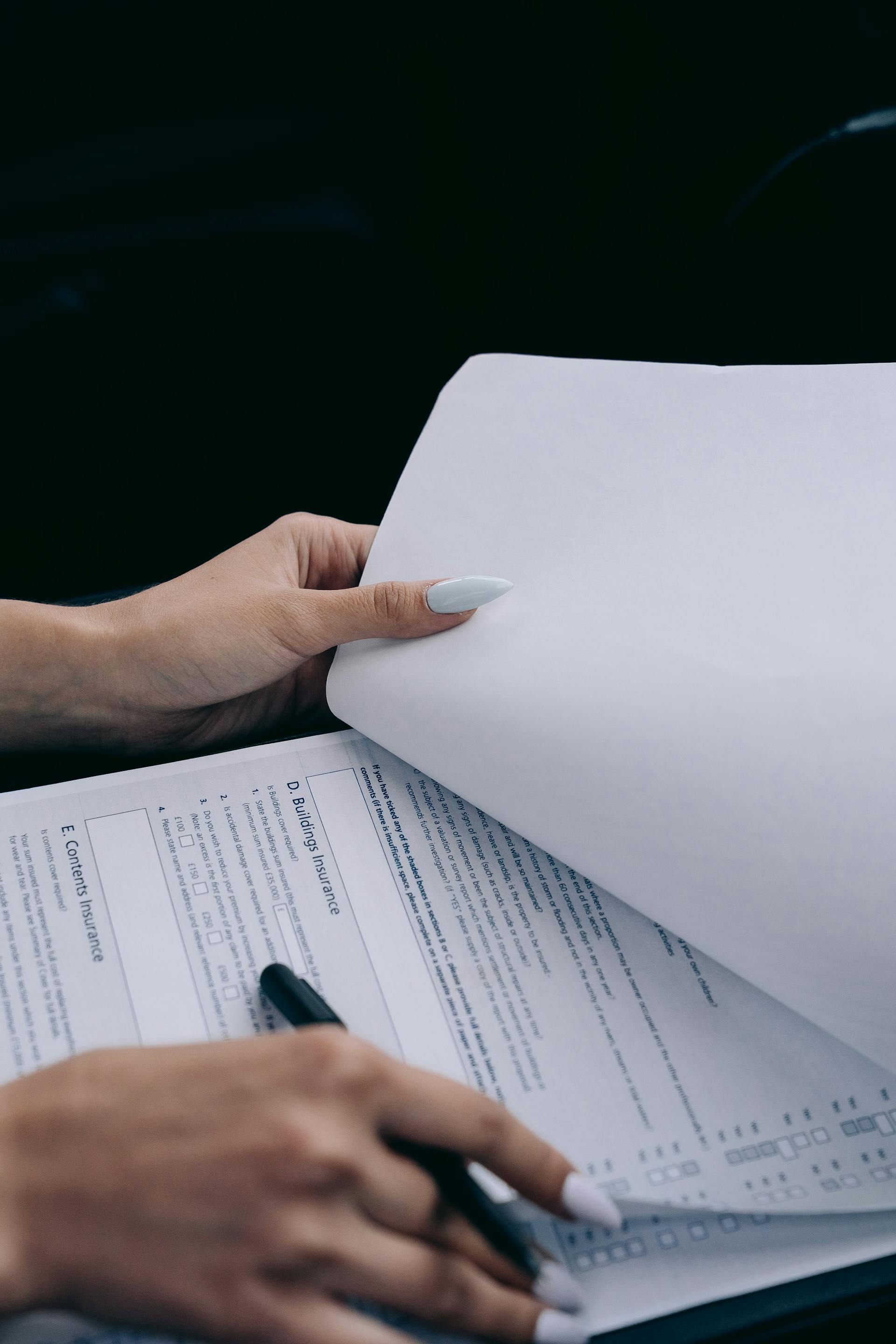 Una mujer sostiene un documento | Fuente: Pexels